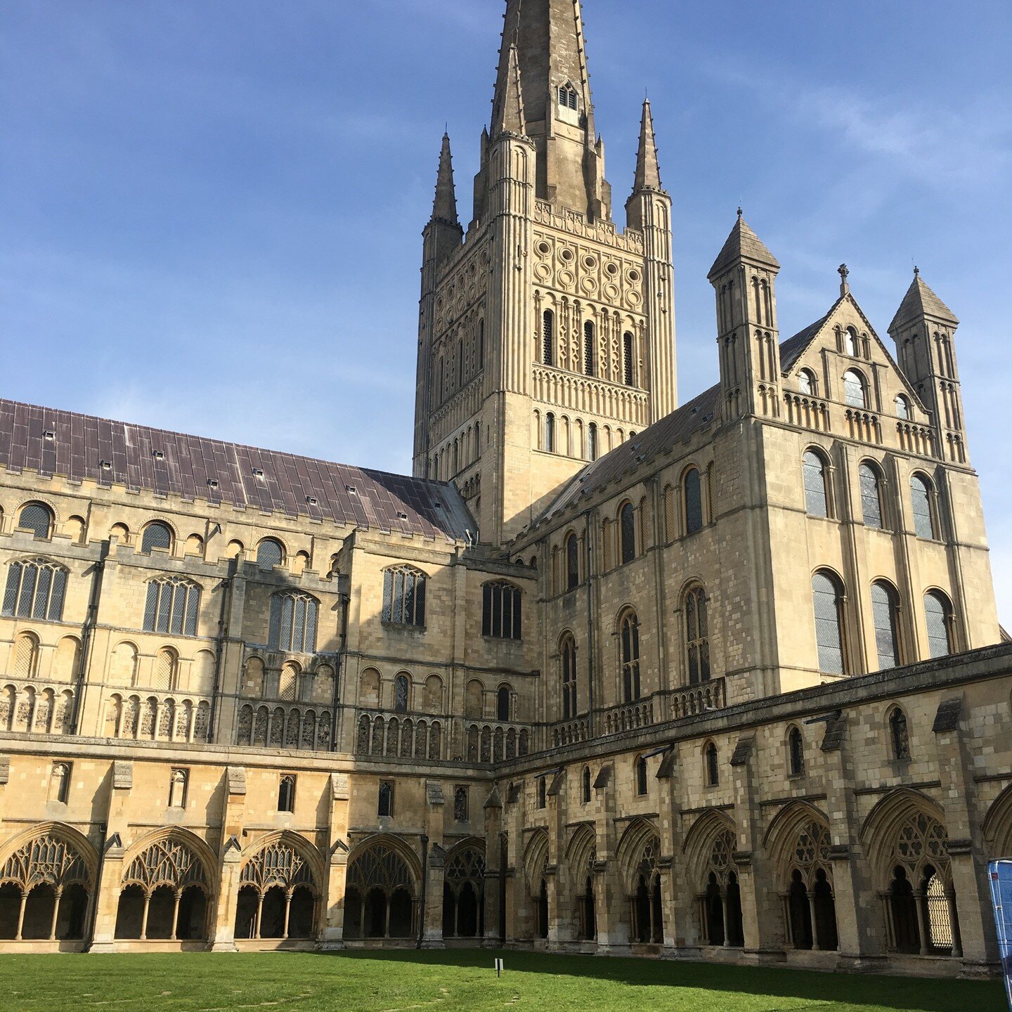 Travel Tuesday - Cathedral Month

Today we travel to Norwich Cathedral.

Here&rsquo;s a thread of 5 fascinating points! ⛪

1 - Norwich Cathedral is a stunning example of Romanesque and Gothic architecture, located in the heart of Norwich, England.

C