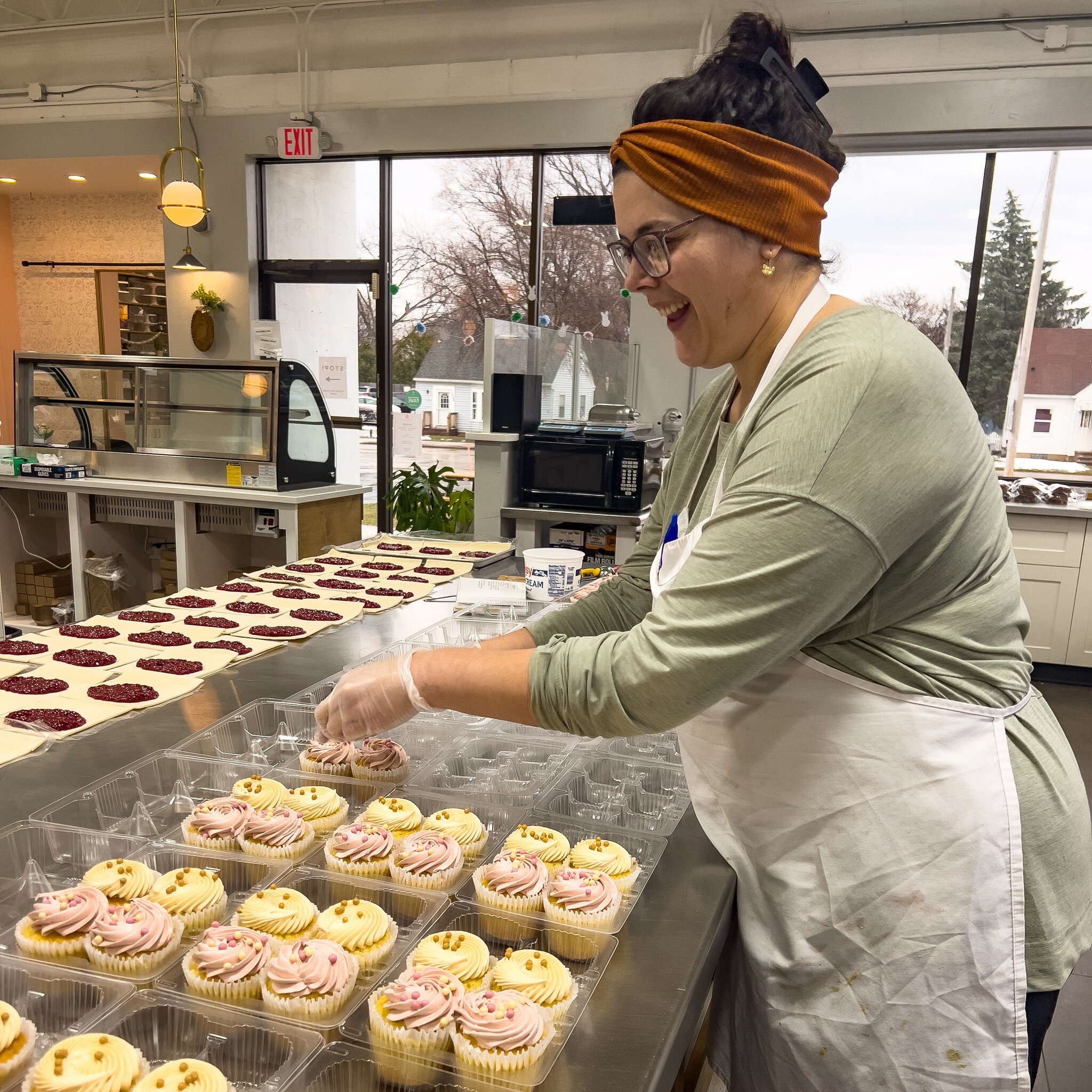 Chef Kyra is packaging more of our cupcakes for you! Have you tried our Dulce de Leche Vanilla, or our Strawberry Vanilla cupcakes yet? We also have a triple chocolate cupcakes not featured in this photo. 🧁
.
We usually have some variety packs of th