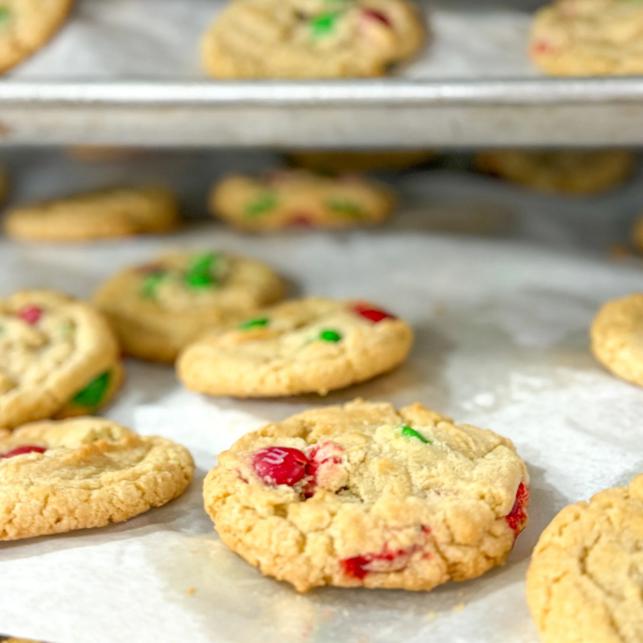 Don't forget to pre order your box for tonight's Cookie Walk! Buy a small, medium, or large box, stop by anytime between 4pm-7pm, and fill that box with as MANY cookies as possible!
.
PRE ORDER NOW: https://square.link/u/iFDjJY80
.
#whiskandarrow #ap