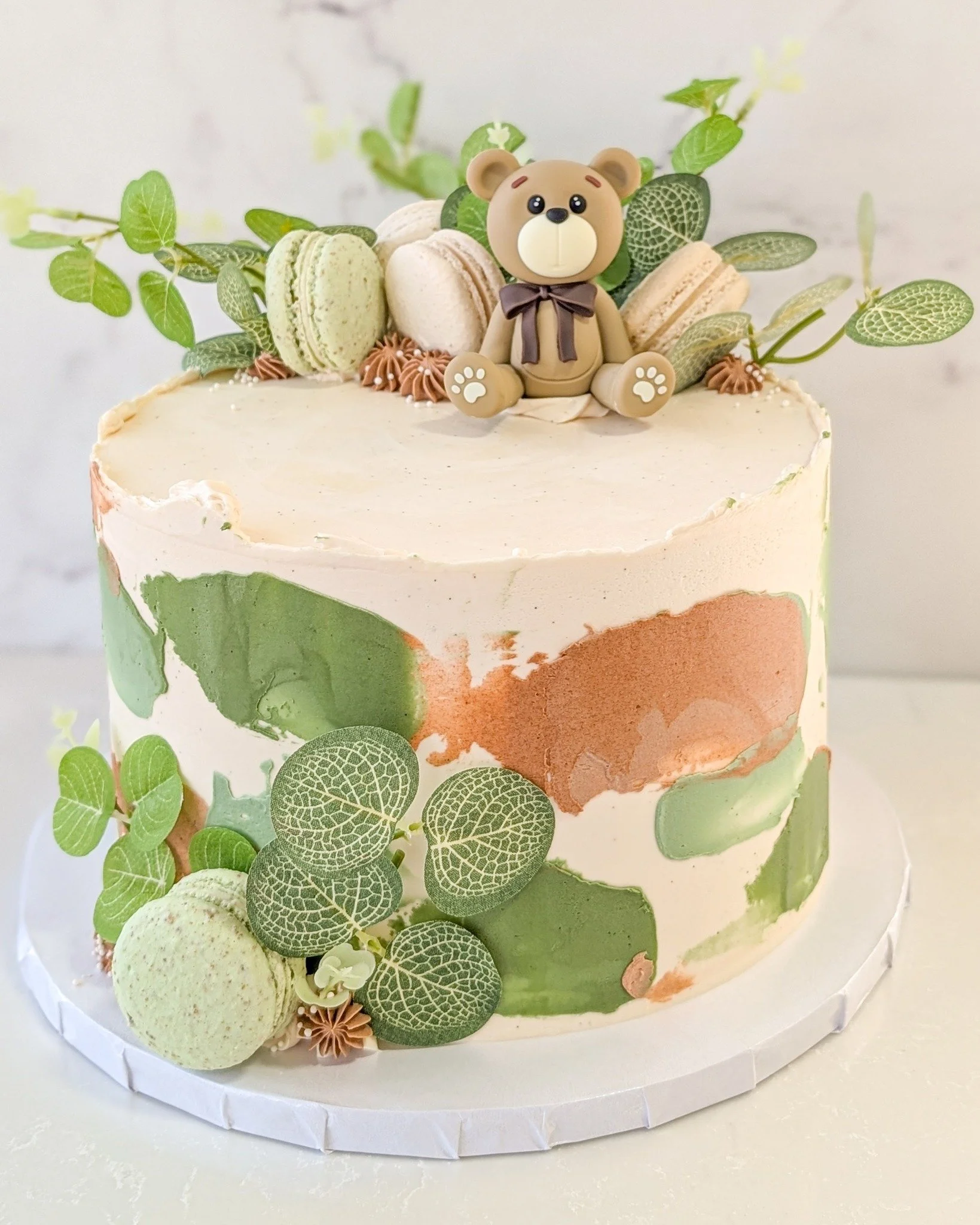 This little bear topper is so cute, and I'm loving the earthy colors they used! Pistachio macarons were perfect for this theme. 🐻
.
To order your own custom cake:
Email us here: info@whiskandarrow.com
or call us: 920-815-3645
.
-Cake details-
Size: 