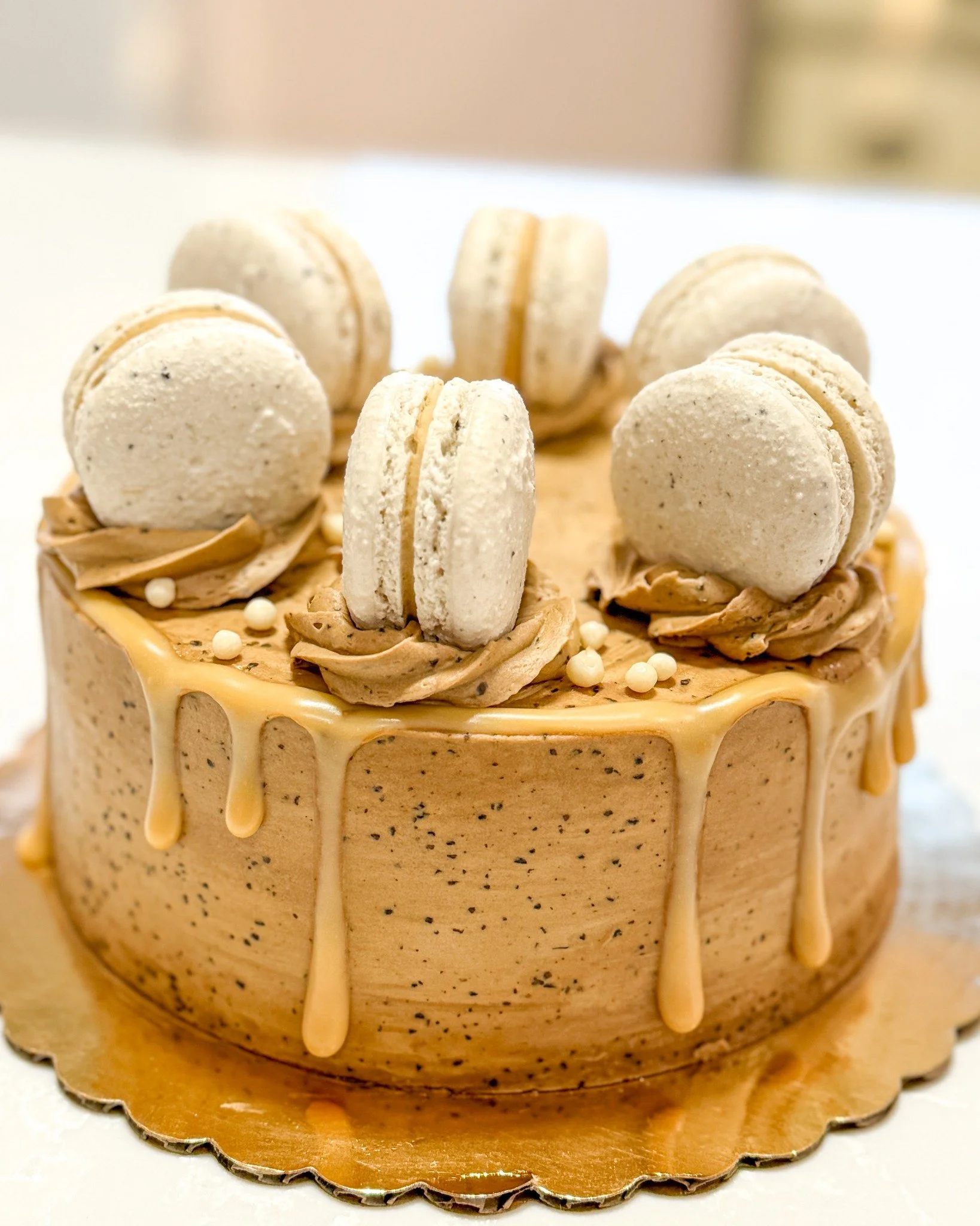 We have some special 6-inch shorty cakes in the case for our GREAT CAKE SALE! Enjoy some delicious flavors at 30% off. 
.
Stop in or order online thru our app for pickup or delivery! Located in Appleton, Wisconsin. 
.
#whiskandarrow #appletonwi #bake