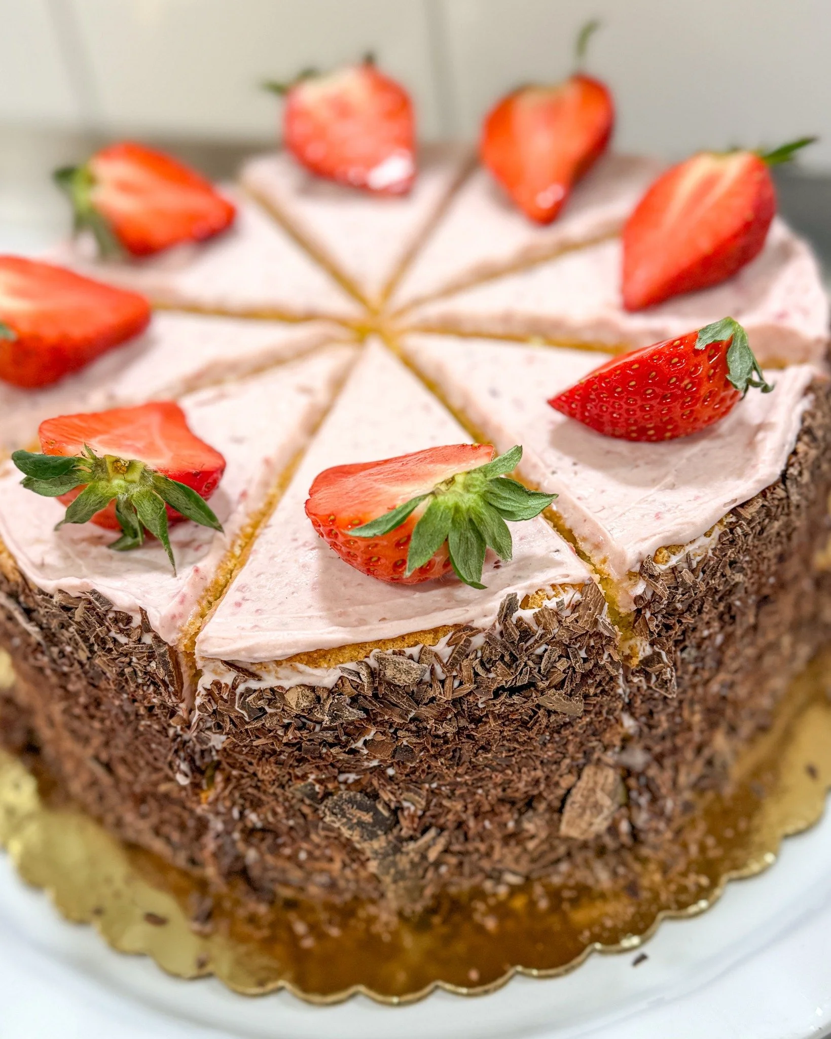 Let the Valentine's festivities continue! We have more mini cheesecakes, cookie sandwiches, macarons, cake slices, and more. If you still need breakfast, we have our hot oatmeal ready to go!
.
Stop in or order online thru our app for pickup or delive