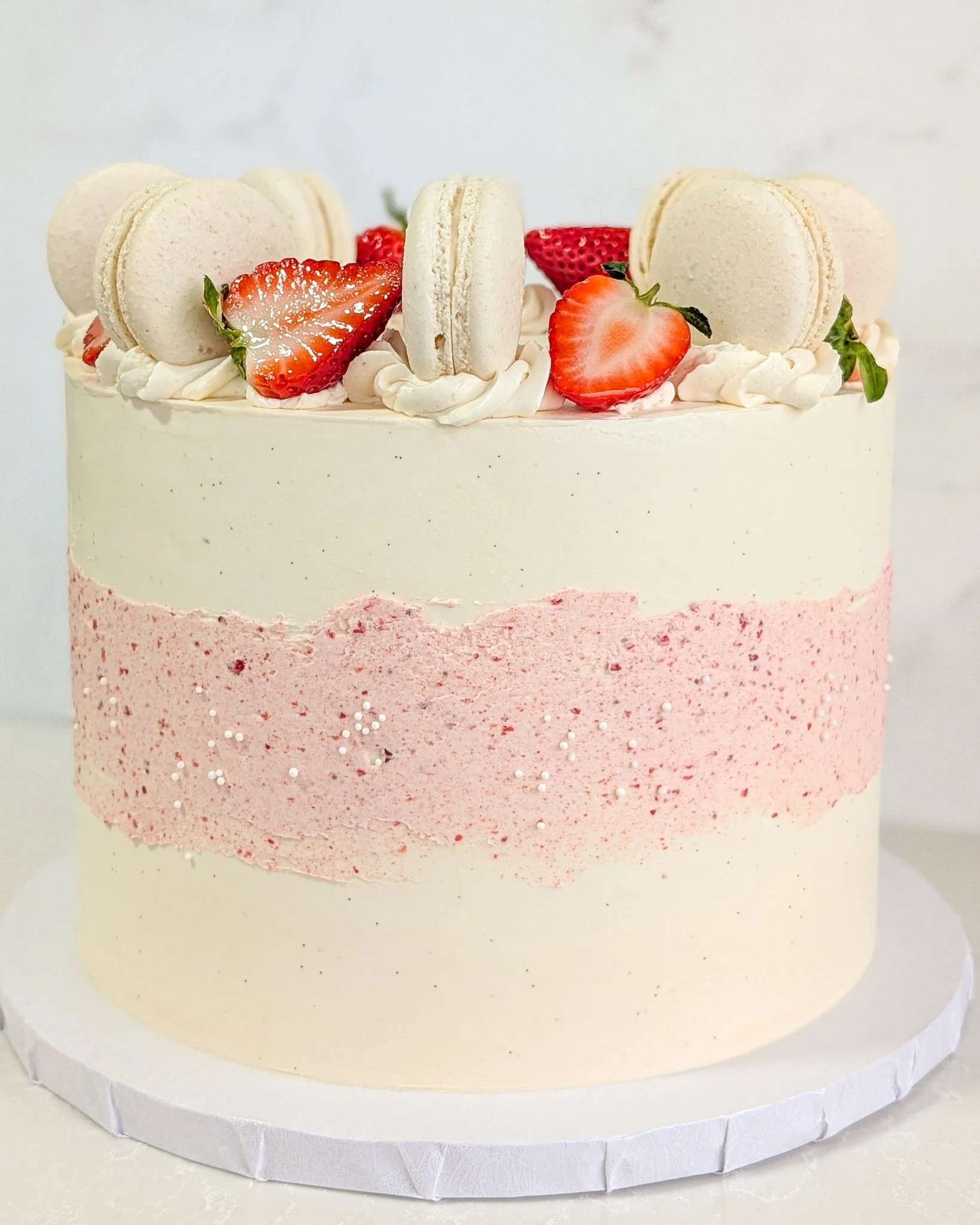 We hope you're having a cozy Sunday today! Check out this sweet cake, I love the pink buttercream wrapped around the outside, and fresh strawberries? This is the perfect cake. 🍓
.
To order your own custom cake:
Email us here: info@whiskandarrow.com
