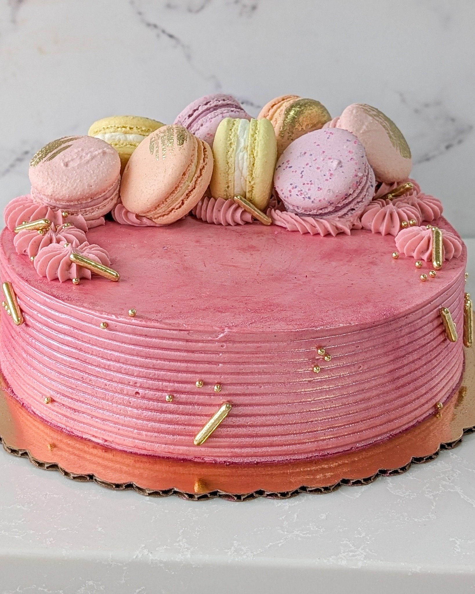 Adding texture to a cake can really amplify a simple cake design! The gold brush on the macarons is such a nice touch. 
.
Call or email us to book your orders! info@whiskandarrow.com 920-815-3645
.
Stop in or order online thru our app for pickup or d