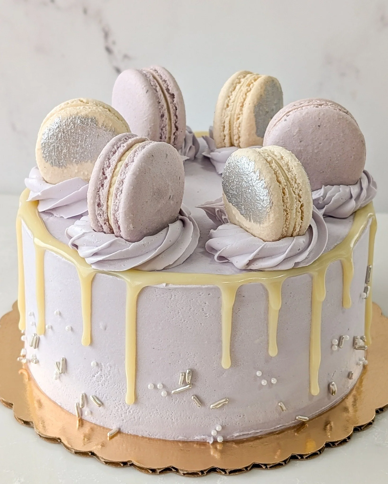 Our Honey I'm Home Cake looks so amazing with the silver brushing on the macarons! Make sure to get your cake orders in as soon as you can, there's no such thing as ordering a cake too early! 🧡
.
Call or email us to book your orders! info@whiskandar