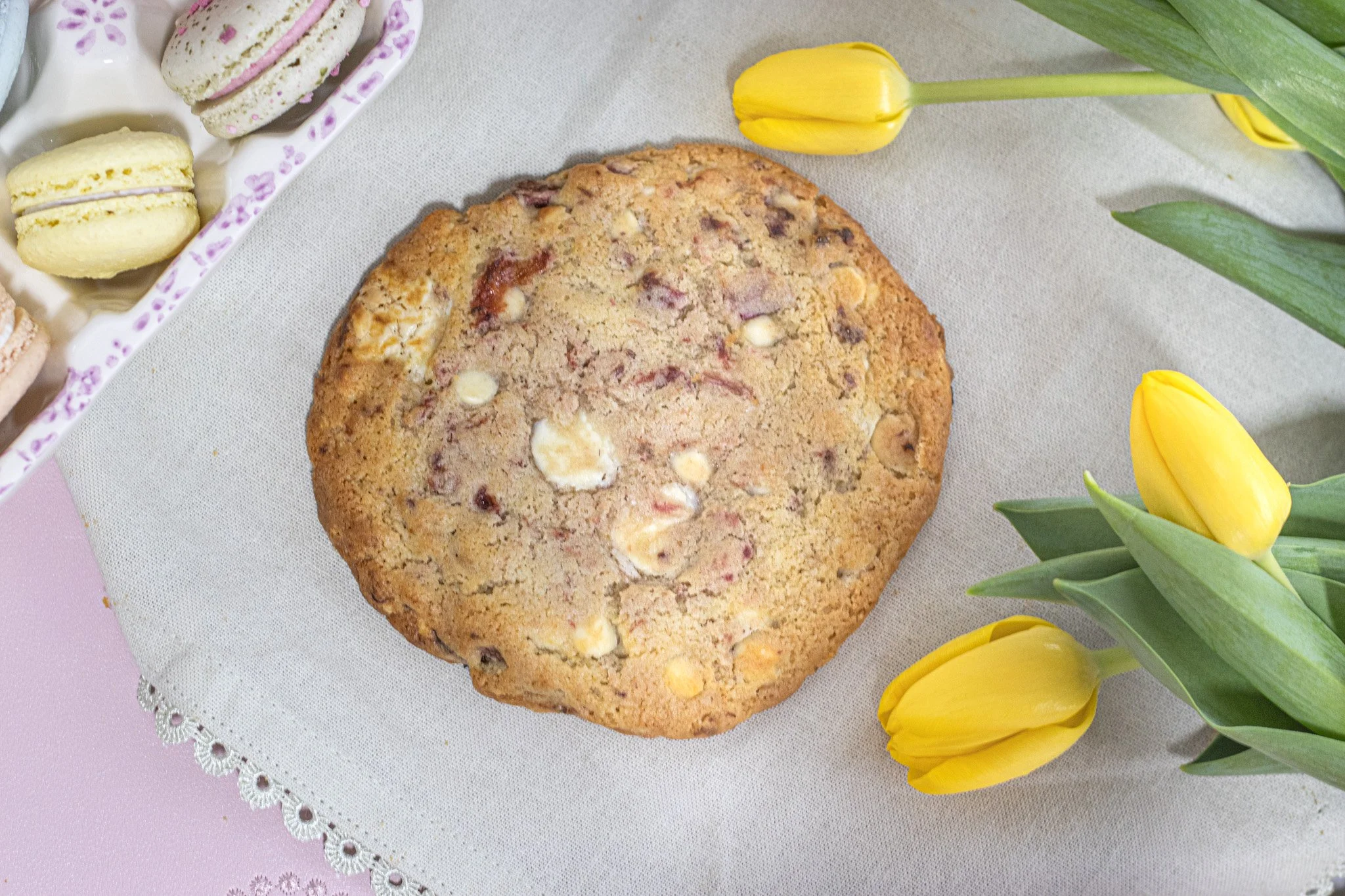 Happy Wednesday! Have you tried our Strawberry Rhubarb White Chocolate Cookie yet? The Months have been going by far too fast, so don't miss out on our Monthly Cookie Flavors!
.
Stop in or order online thru our app for pickup or delivery! Located in 