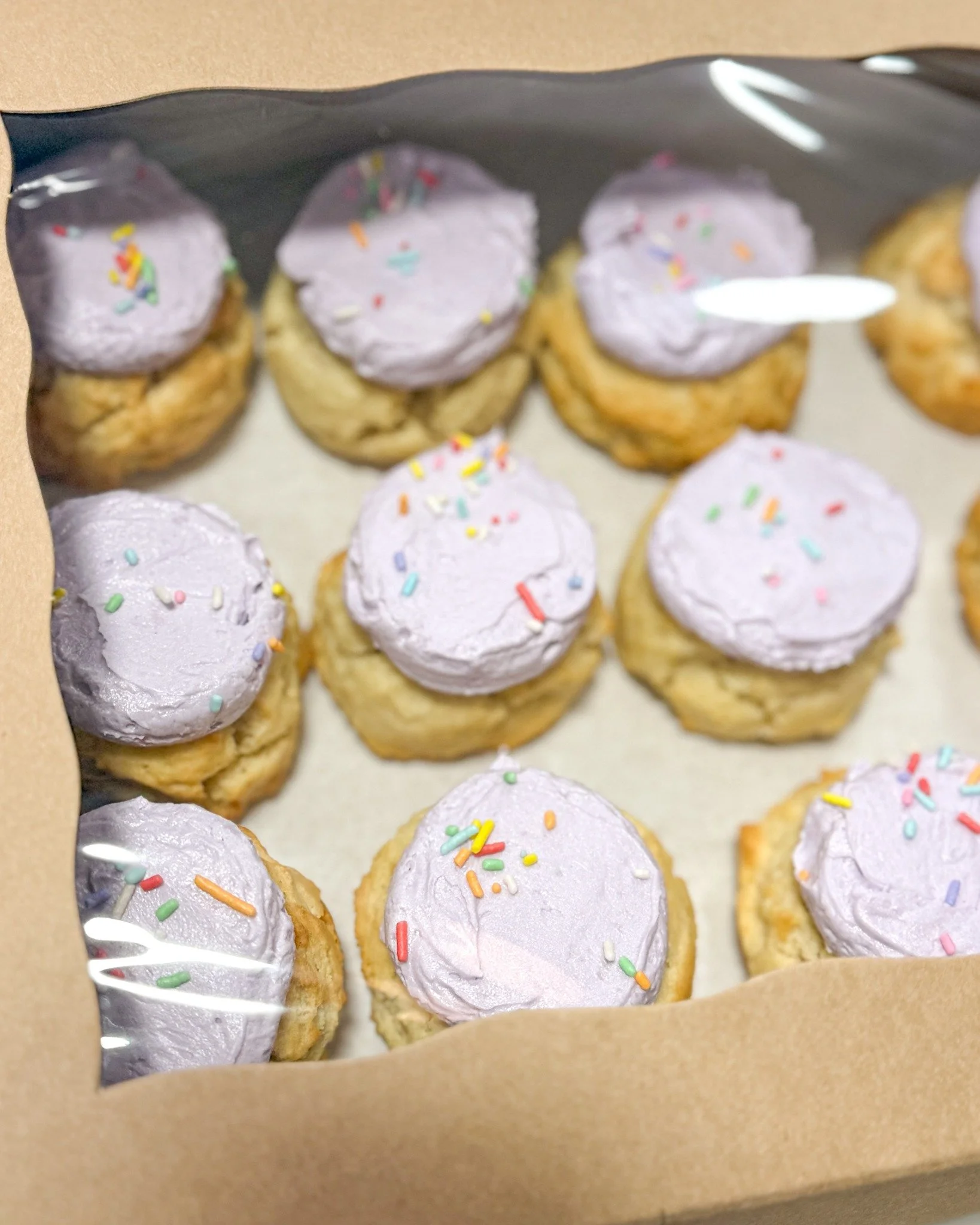 LOOK AT THESE MINI HAHNHOUSE COOKIES!!!! Are you kidding me? Purple is one of my favorite colors and now I kind of want a box for myself... We do have little boxes of 4 and the bigger box. 🥰
.
Stop in or order online thru our app for pickup or deliv