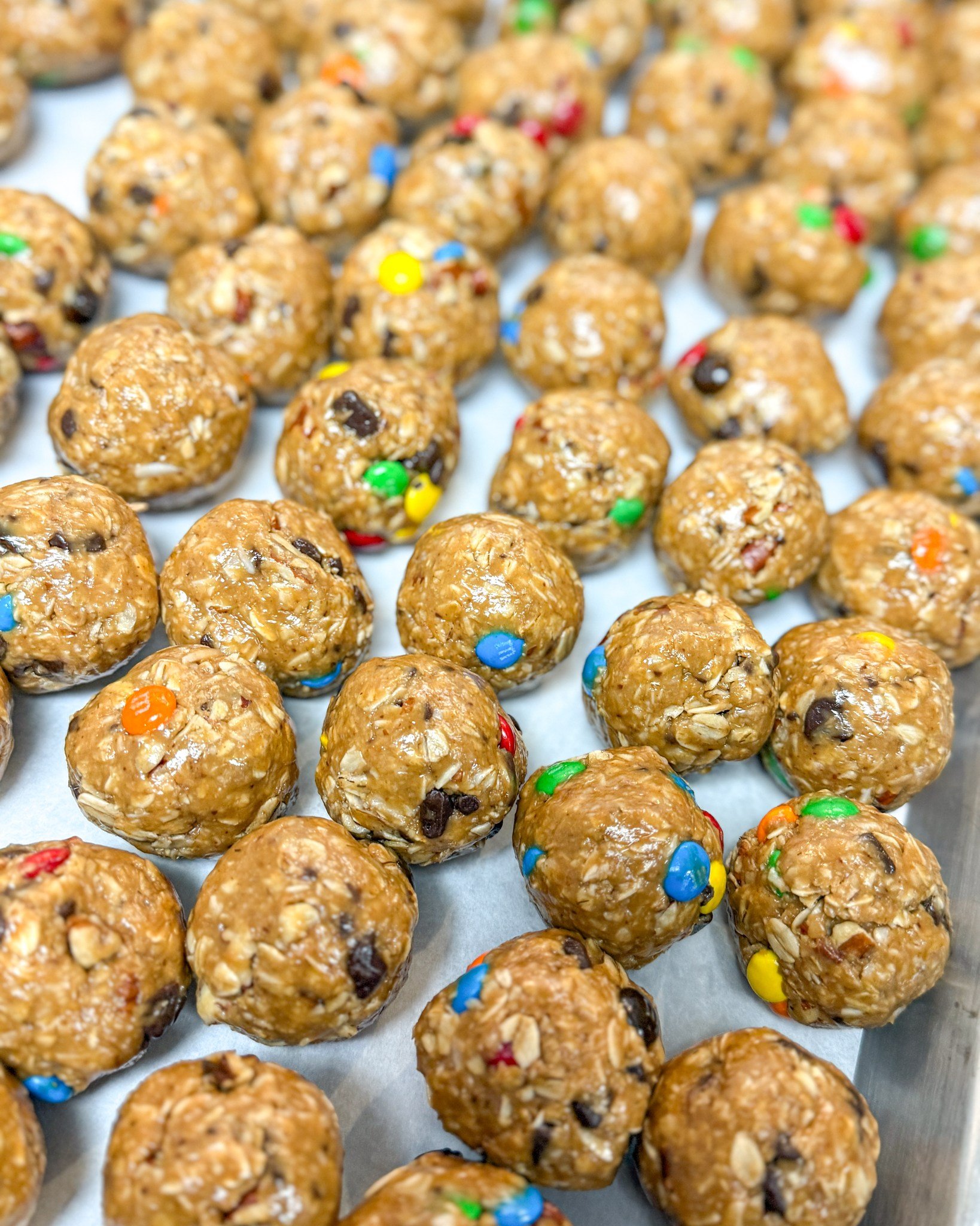 Guys, if you haven't tried any of our energy bites, you are severely missing out. Pictured are our Monster Cookie flavor, these are my favorite. If you need a good pre workout snack, these are perfect for that too!
.
Stop in or order online thru our 