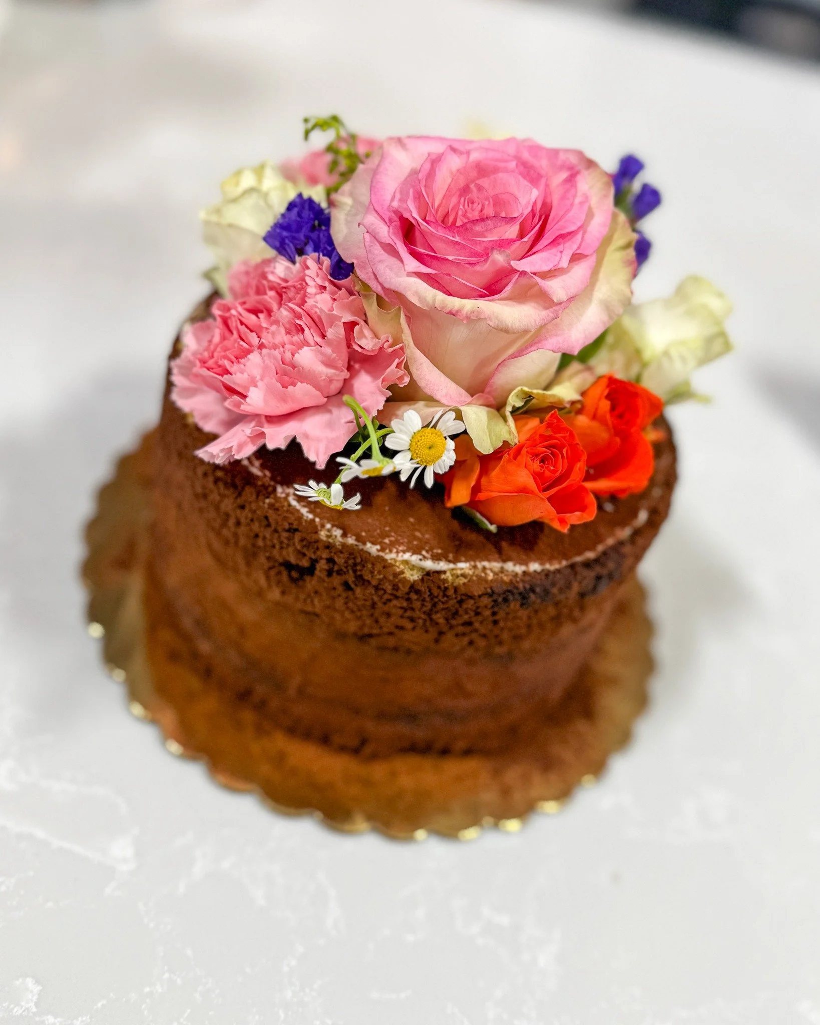 We have all kinds of beautiful cakes for Mother's Day! Chocolatey, fruity, heart shaped, with flowers. And we're still making so many more. Come see us tonight, we are open until 5pm. 
.
Stop in or order online thru our app for pickup or delivery! Lo