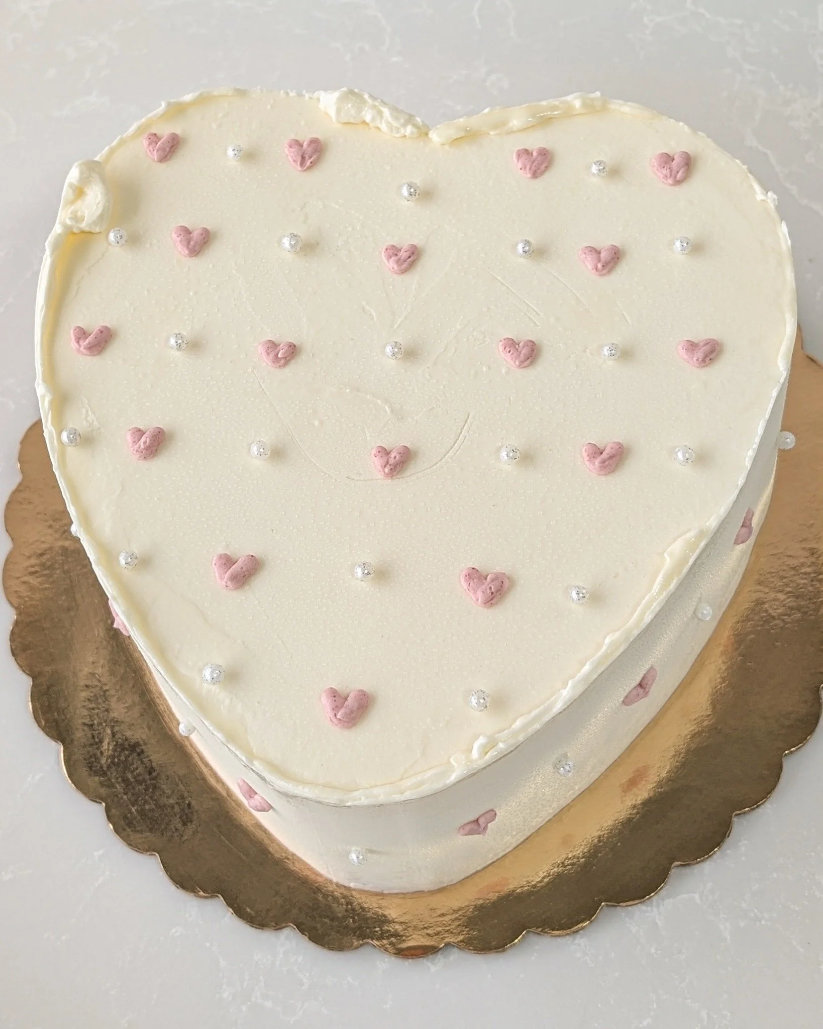 Don't forget to ask us about our heart cakes! This cake is so sweet, I know I want a heart cake for my birthday. 🧡
.
Call or email us to book your orders! info@whiskandarrow.com 920-815-3645
.
Stop in or order online thru our app for pickup or deliv