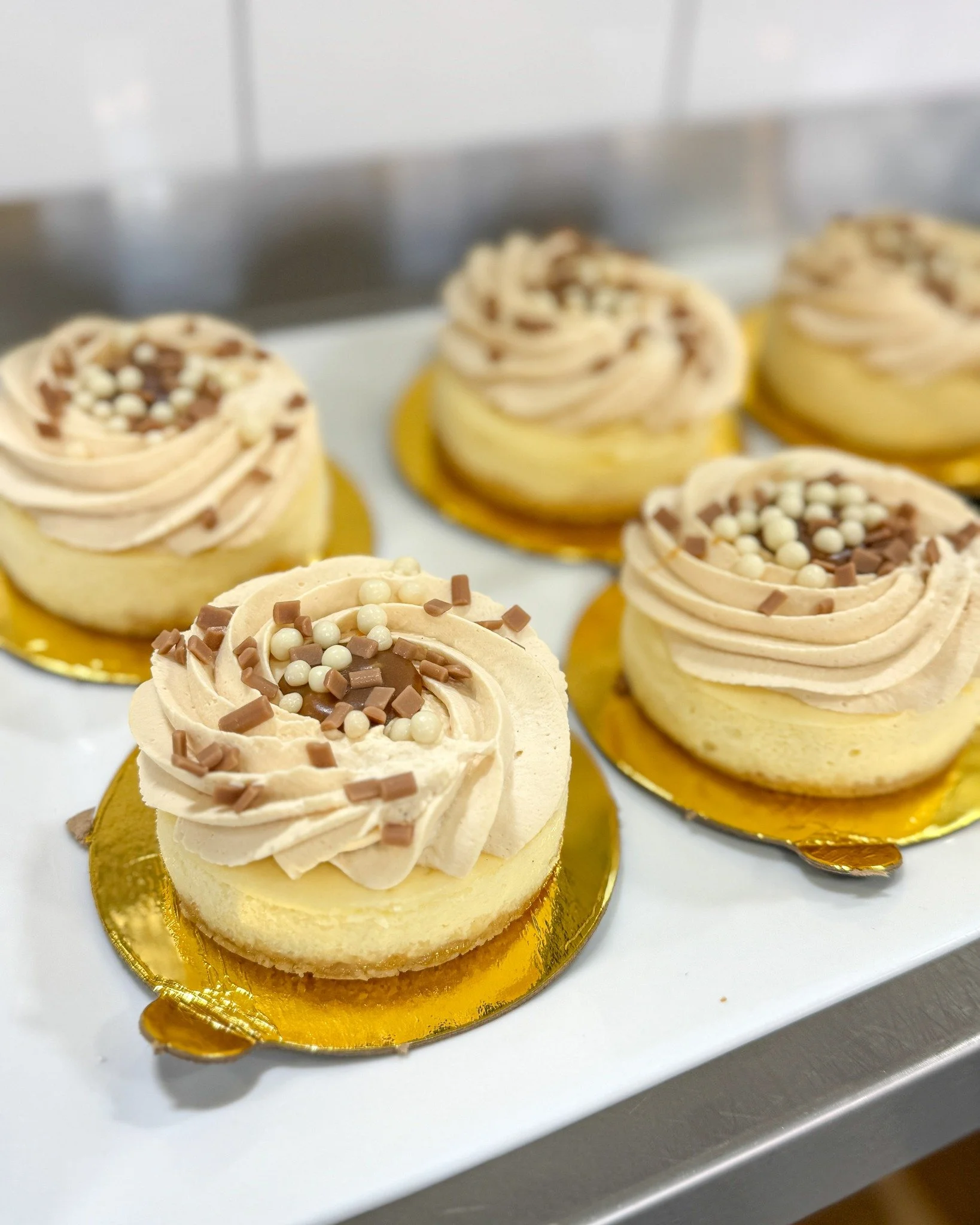 Lots of delicious treats today! Some new cake slices and cheesecakes. 
.
Stop in or order online thru our app for pickup or delivery! Located in Appleton, Wisconsin. 
.
#whiskandarrow #appletonwi #wisconsinbakery #cheesecake