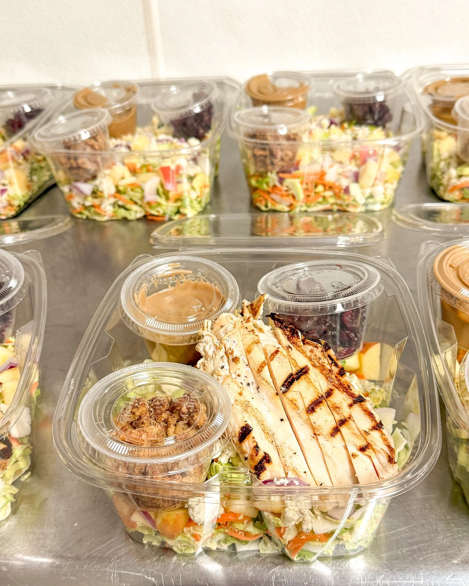 Our Harvest Cobb Salad is out! This is a blend of romaine, sweet potato, kale, bacon, dried cranberry, almond, parmesan, apple, and a maple vinaigrette. Make lunch today easy and delicious!
.
Stop in or order online thru our app for pickup or deliver
