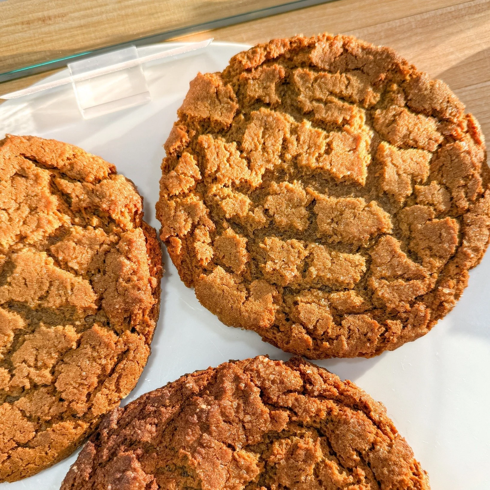 *Menu Below*
Did you know that molasses cookies are one of America's original comfort foods? 🍪✨
Long before chocolate chip cookies became a classic, molasses was the ultimate kitchen staple in the 1700s and 1800s. Because refined white sugar was an 