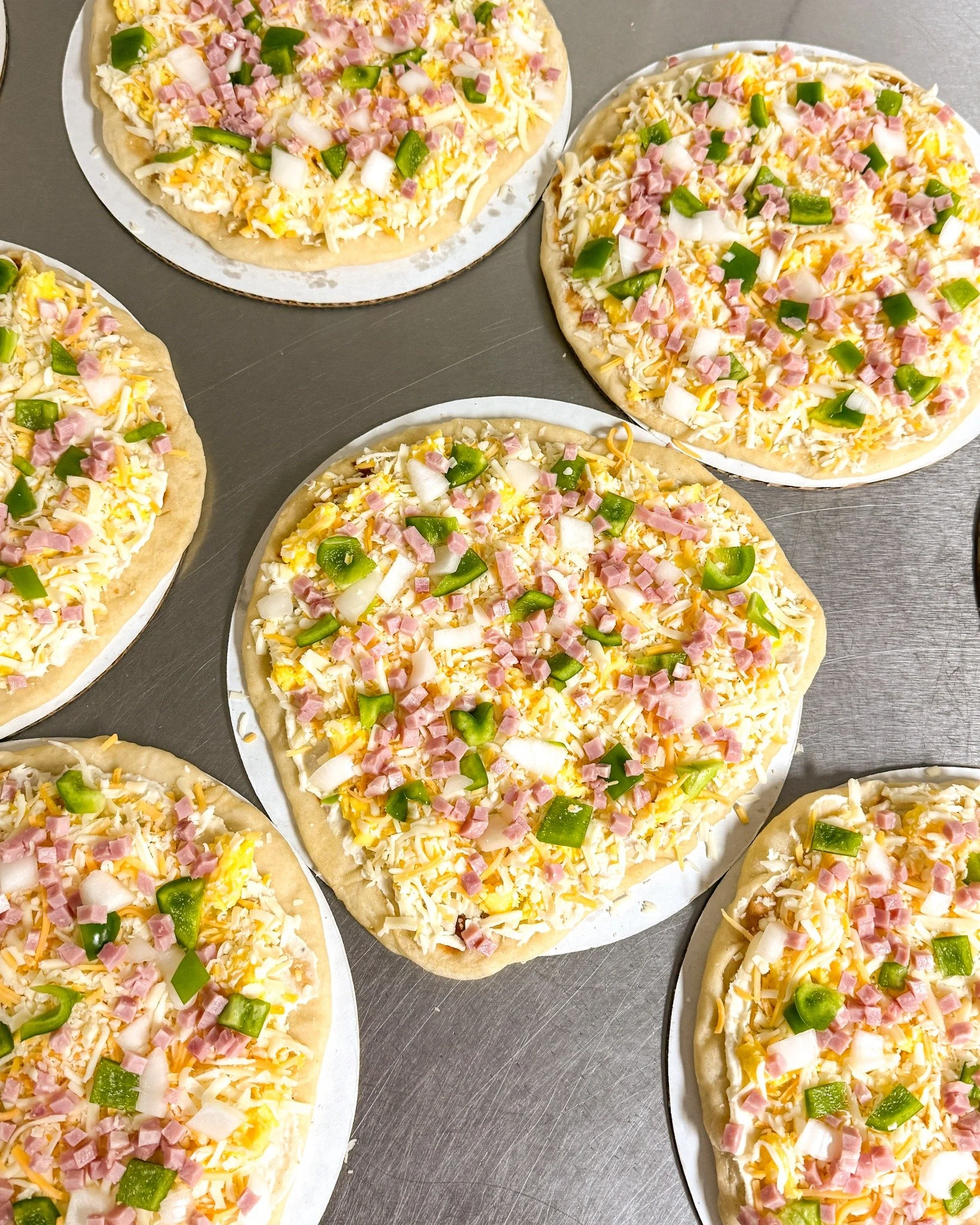 We have some frozen Flat Breads in the freezer right now. This is our Denver Omelette and it looks DELICIOUS! Cheddar, Swiss, mozzarella, egg, pepper, onion, ham, parmesan, Asiago, Romano, onion, and garlic. Tag someone you want to split this with. 
