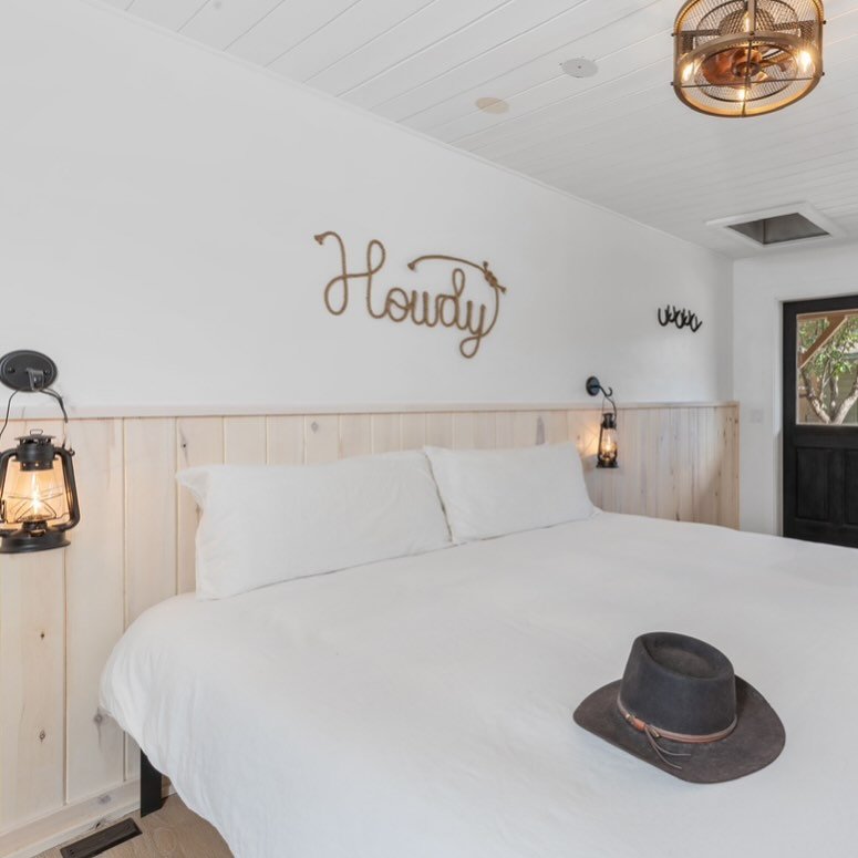 Off season glow up 🤠 
We&rsquo;ve been busy freshening up our rooms after a busy summer to ensure we&rsquo;re ready for the cozy season ahead. Accepting reservations for the holidays with rooms filling up quickly. Book now at the link in our bio 👆?