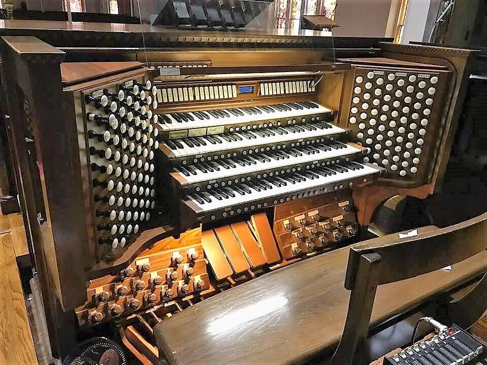 Did you know.....⁉️The Reuter Pipe Organ at First United Methodist Church in historic downtown Lawrence, KS, is historic in its own right, having been installed in 1938 and renovated and expanded over the years to become the largest pipe organ in the