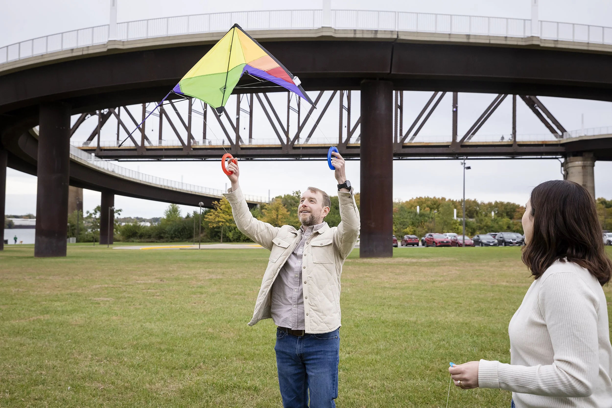 Louisvile-portrait-session-couple-flies-kite.JPG