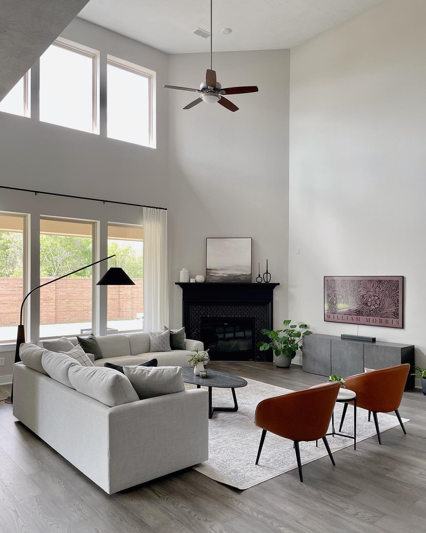 A minimalist living room for maximum relaxation ☁️
⠀⠀⠀⠀⠀⠀⠀ 
Design: @studio_lhk
⠀⠀⠀⠀⠀⠀⠀ 
#livingroomdecor #livingroominspo #livingroomdesign #minimalmodern #homedecor #cratestyle
