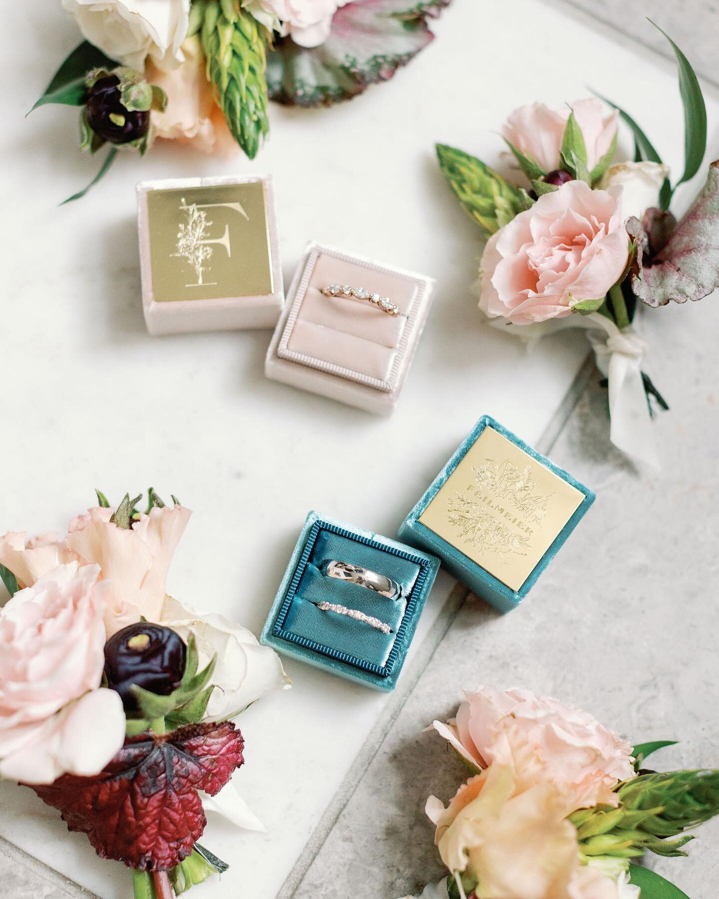 It&rsquo;s all in the details. ✨

We love these flat lay shots by @izzyhudgins for Stephanie and Kyle&rsquo;s beautiful March wedding in Savannah, GA. 

.
.
.
.
.

#wedding
#nefloridawedding
#weddingflorals
#weddingflorist
#jacksonville
#florida
#jac