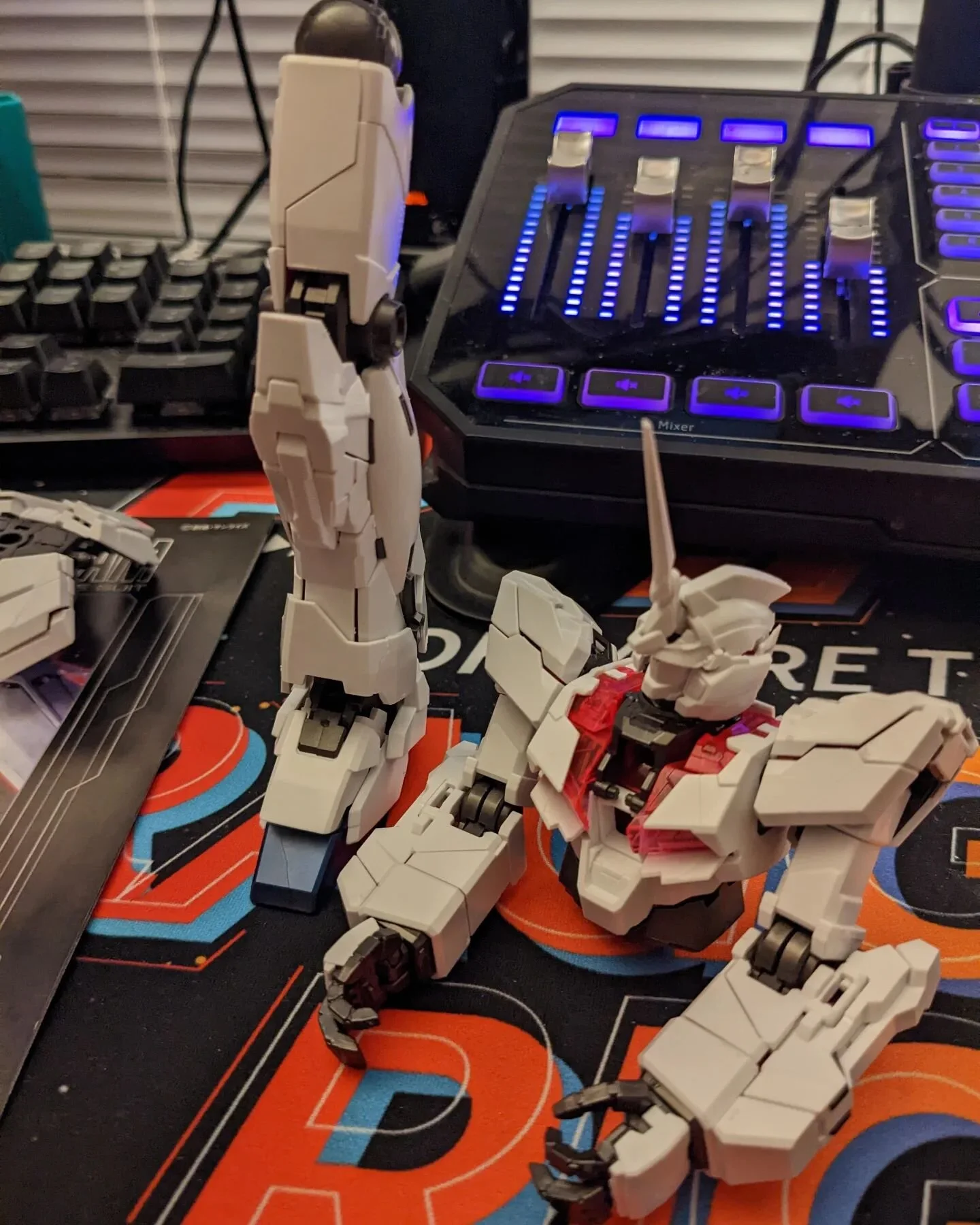 Unicorn Gundam does NOT skip leg day. More progress made today!! #mobilesuitgundam #gunpla #gundambuilder #unicorngundam #gundam #hobbies #progresspic