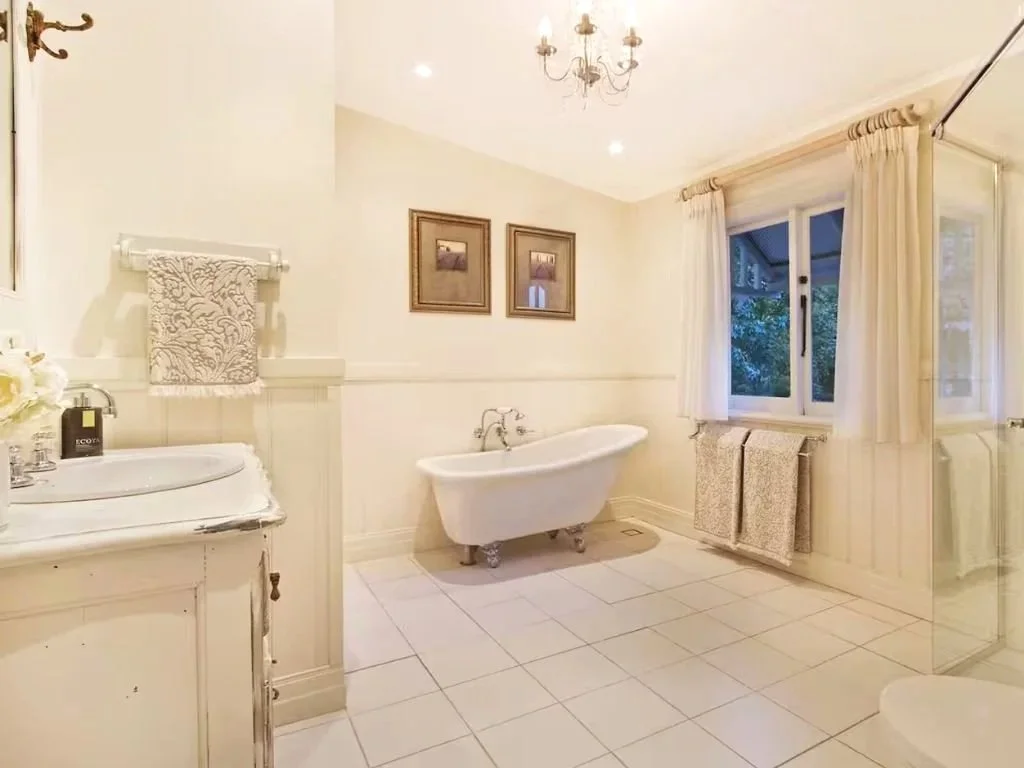 Main bathroom Curraweena House