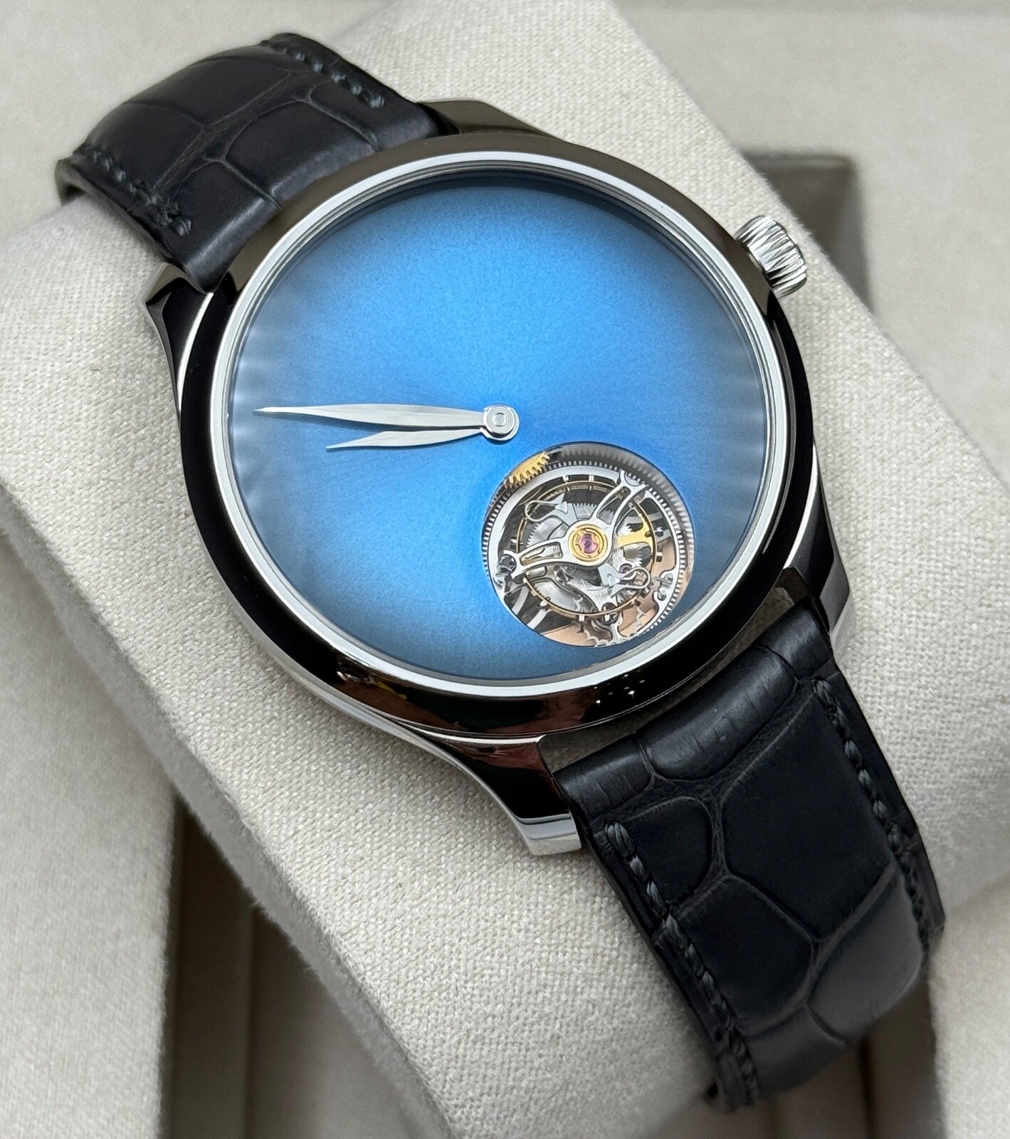 H. Moser & Cie. Endeavour Tourbillon Concept Funky Blue 1804-1208