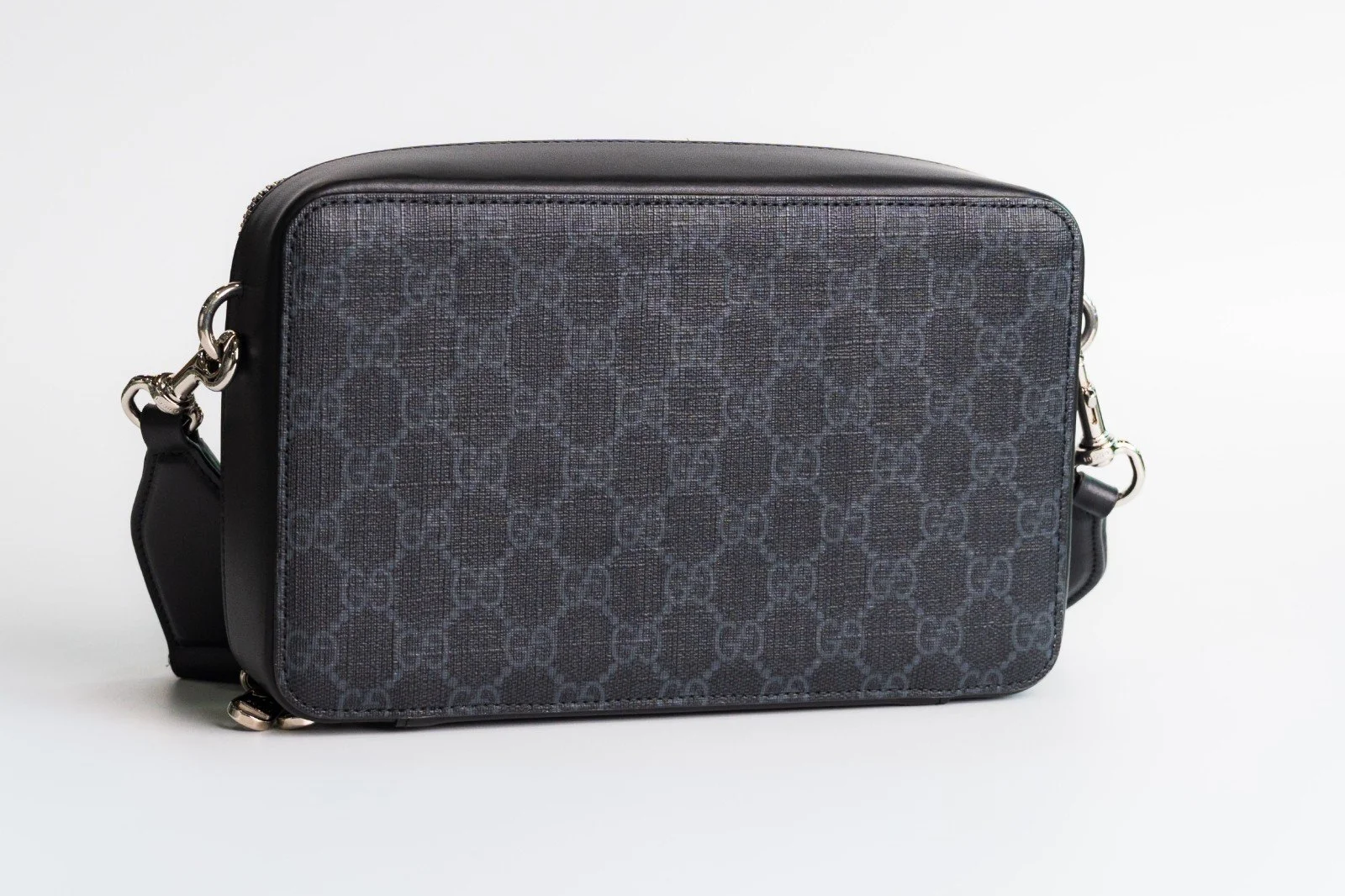 gucci-mens-messenger-web-03.jpg