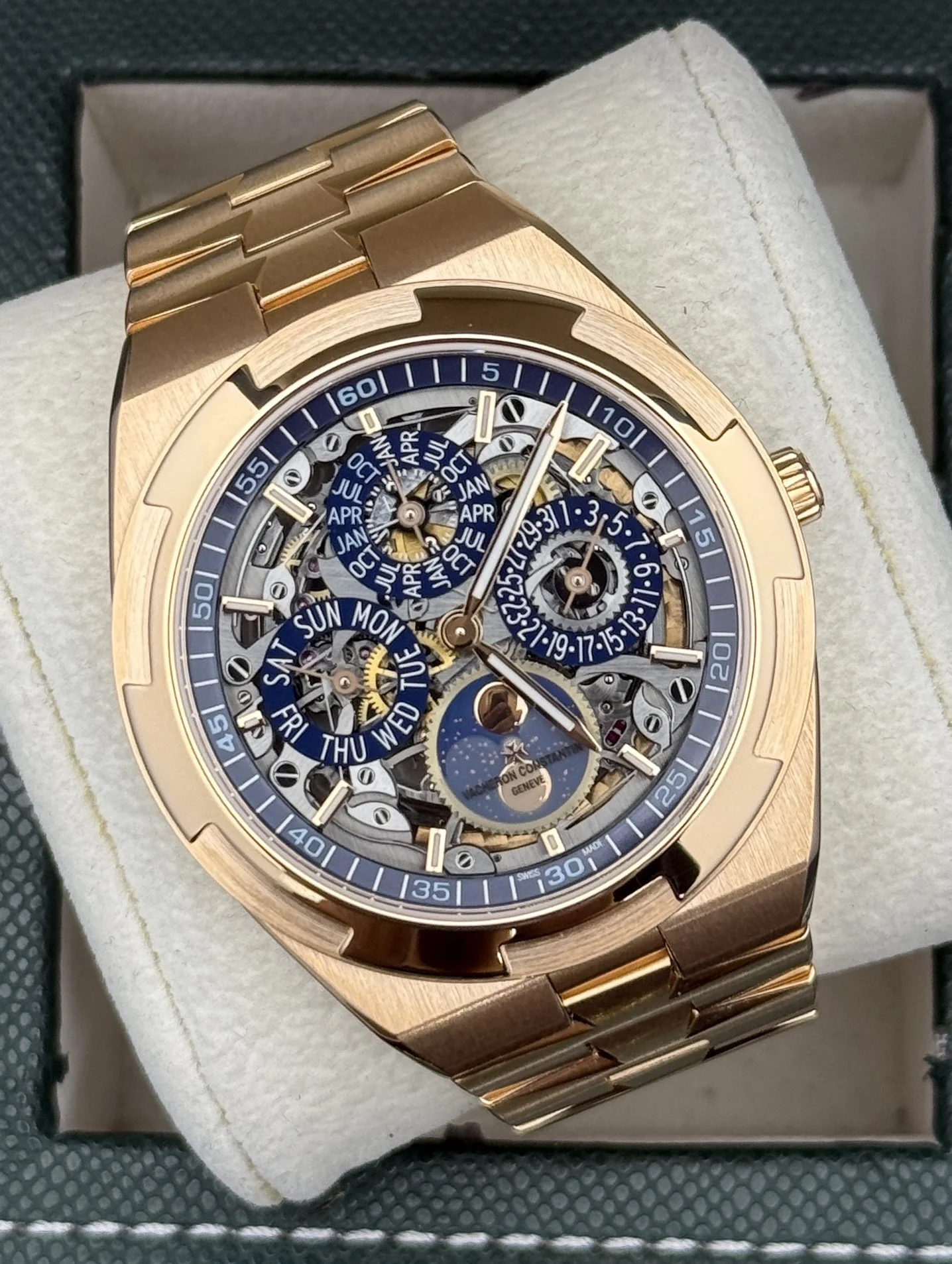 Overseas Perpetual Calendar Ultra-Thin 4300V/220R-B642 41.5MM Men's Watch