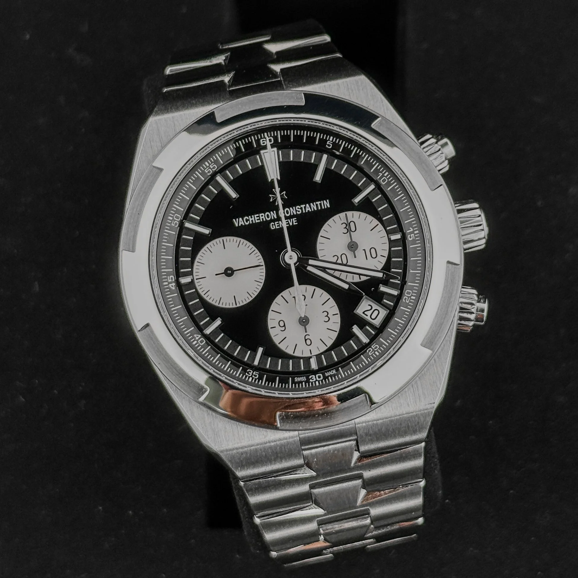 Vacheron Constantin Overseas Chronograph Black Dial Steel 42.5mm 5520V