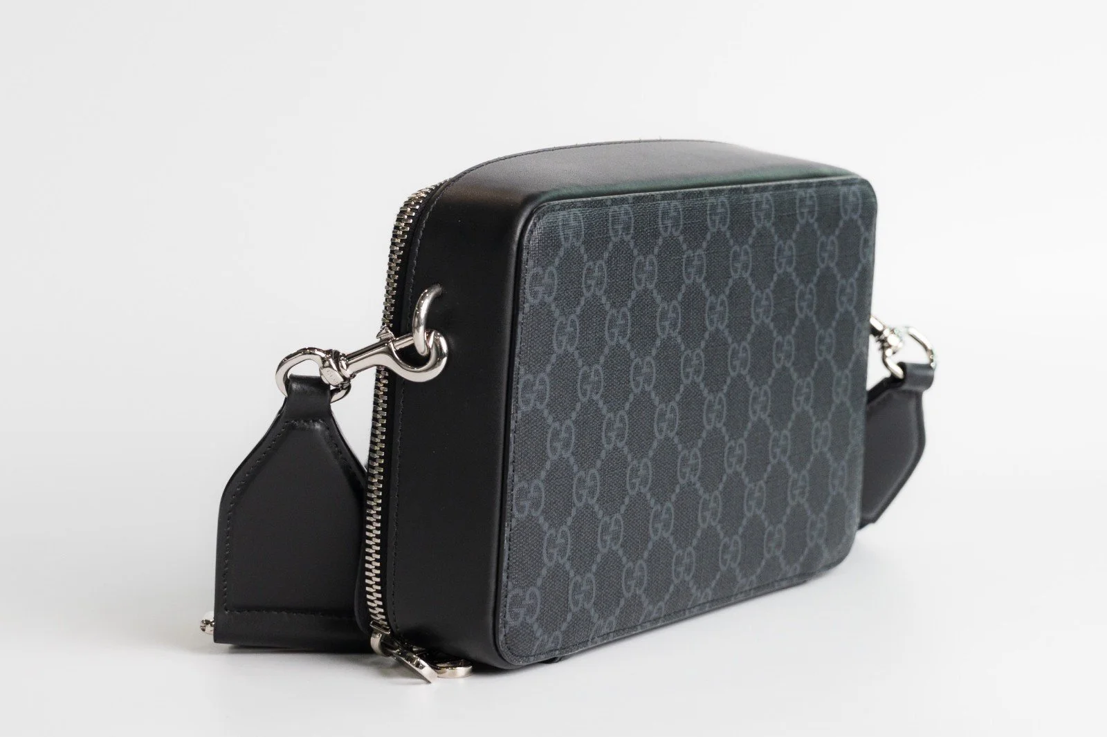 gucci-mens-messenger-web-04.jpg