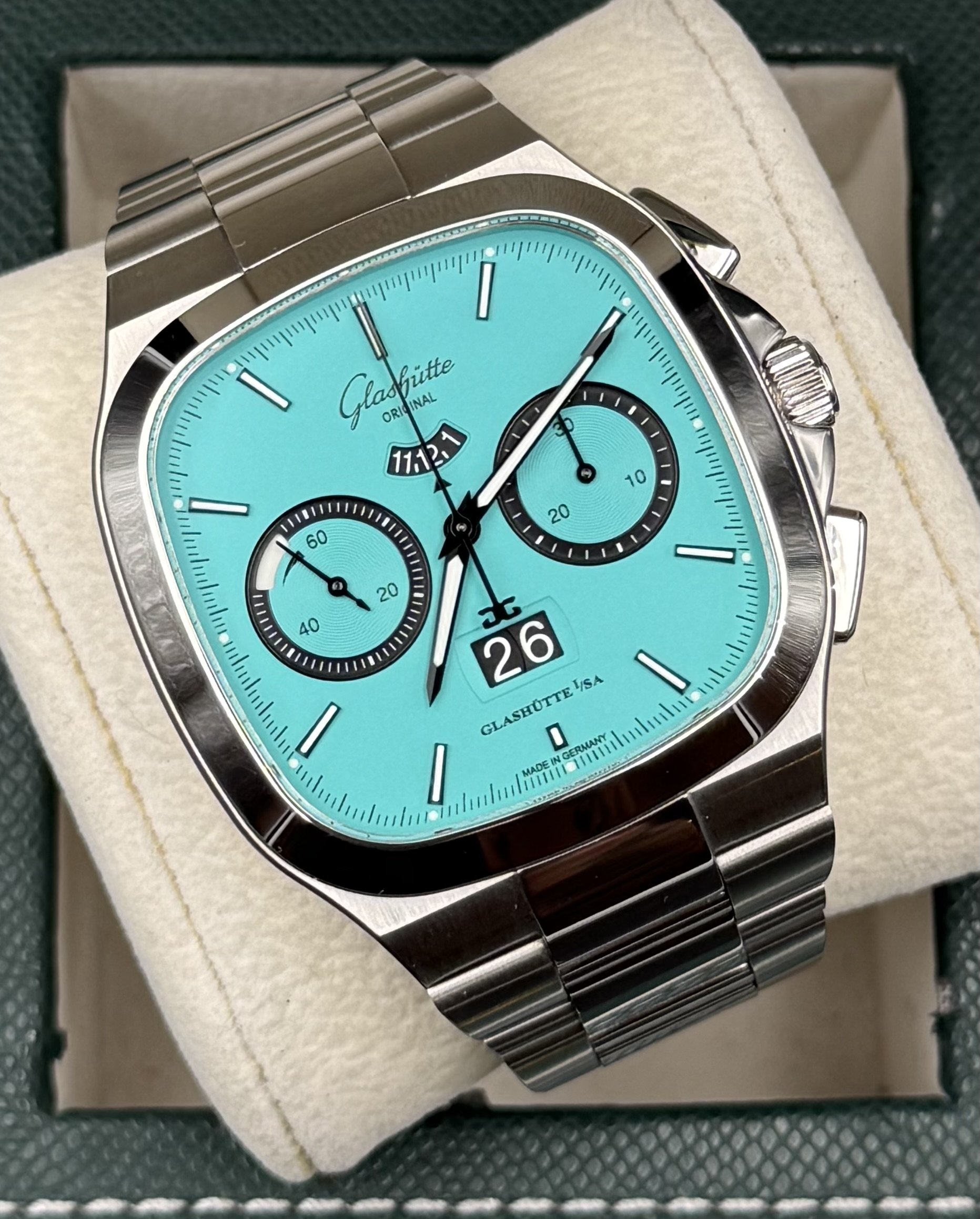 Glashütte Original Seventies“Swimming Pool” Panorama Date 1-37-02-16-02-70