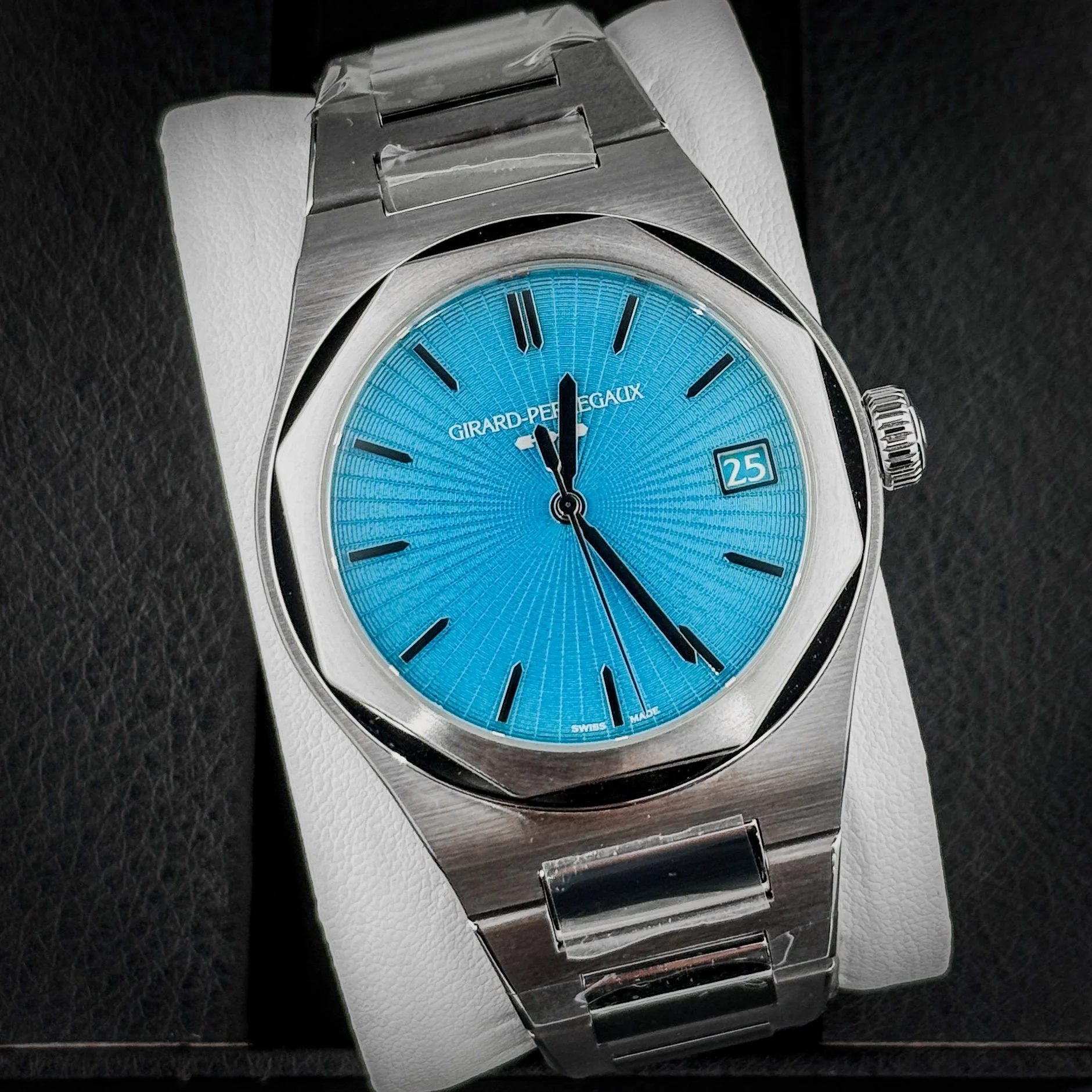 Girard Perregaux Laureato Turquoise Blue 42mm 81010-11-3659 Men’s Watch
