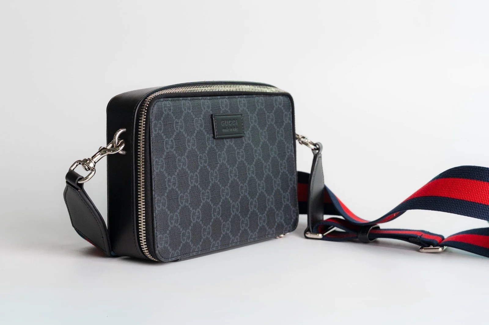gucci-mens-messenger-web-02.jpg