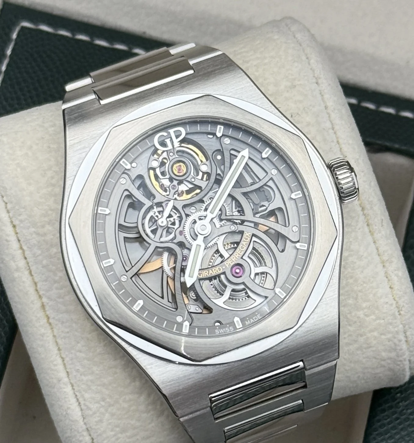 Girard Perregaux Laureato Skeleton 81015-11-001-11A Steel 42MM