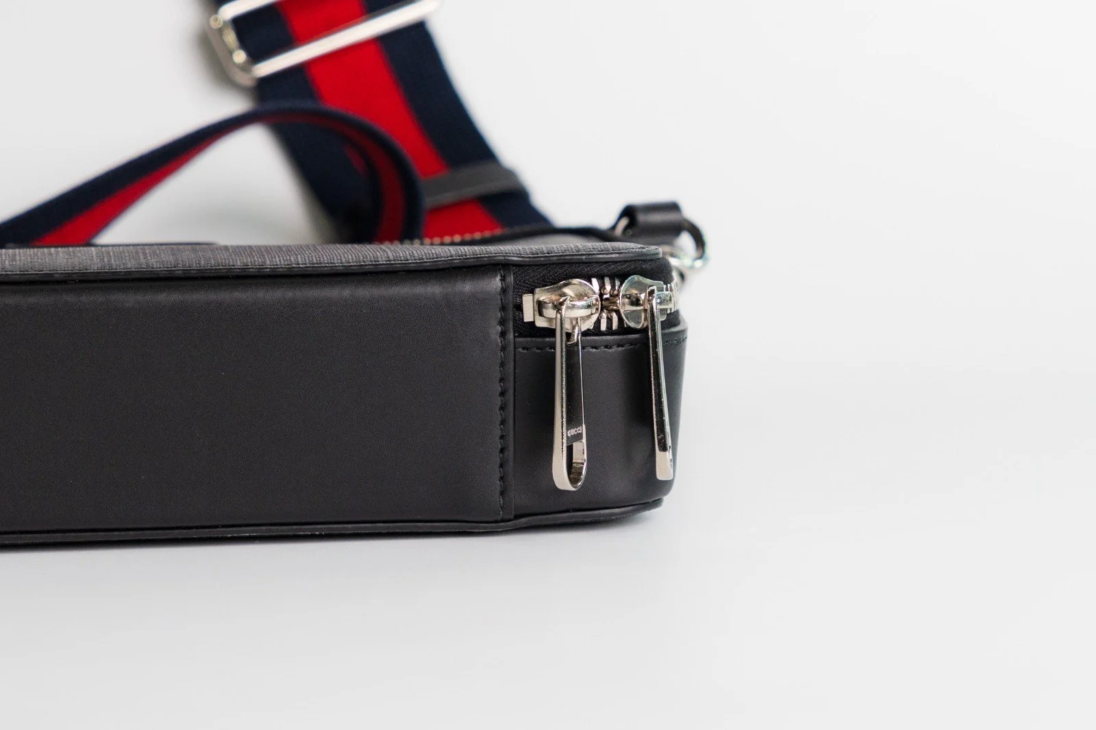 gucci-mens-messenger-web-06.jpg
