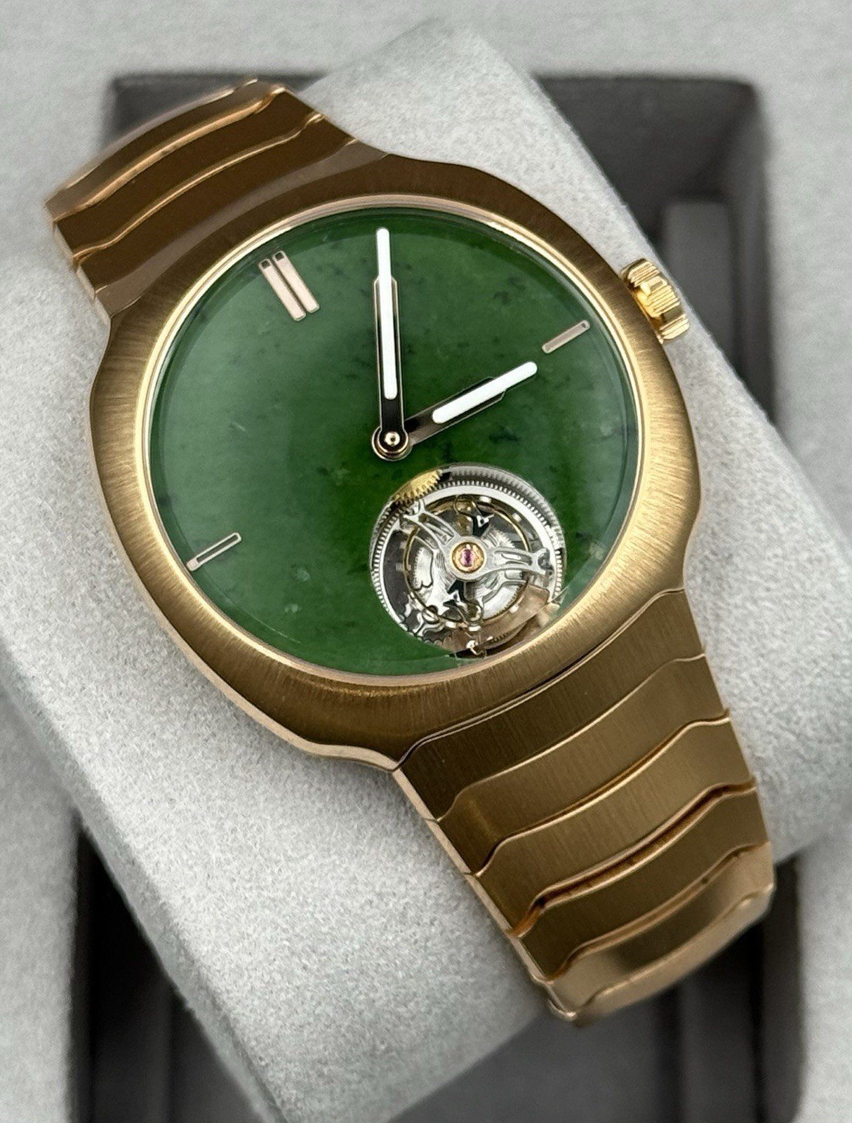 H. Moser & Cie. Streamliner Tourbillon Wyoming Jade 6804-0406