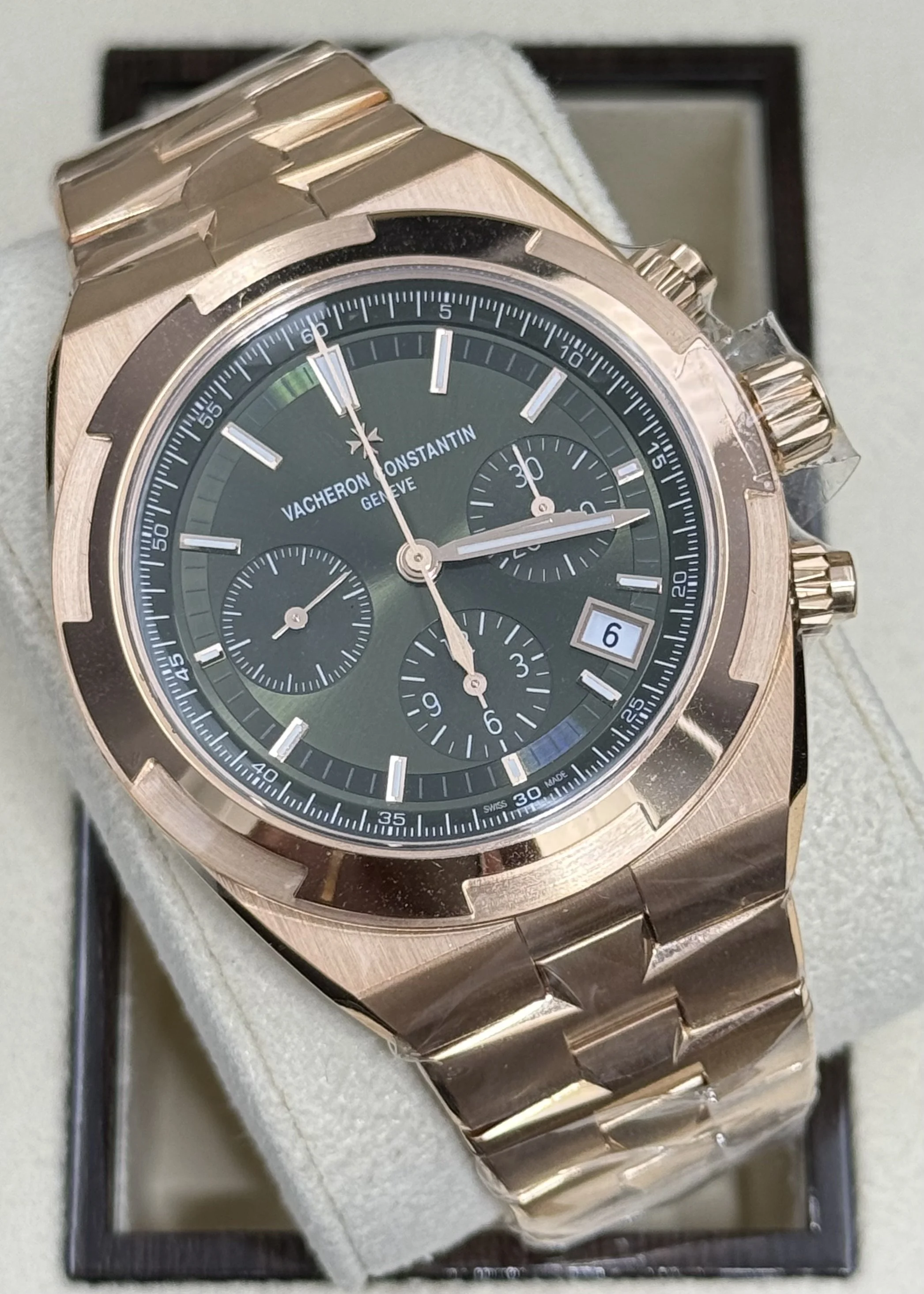 Vacheron Constantin Overseas Chrono Green Dial Rose Gold 42mm Watch 5520V/210R-B966