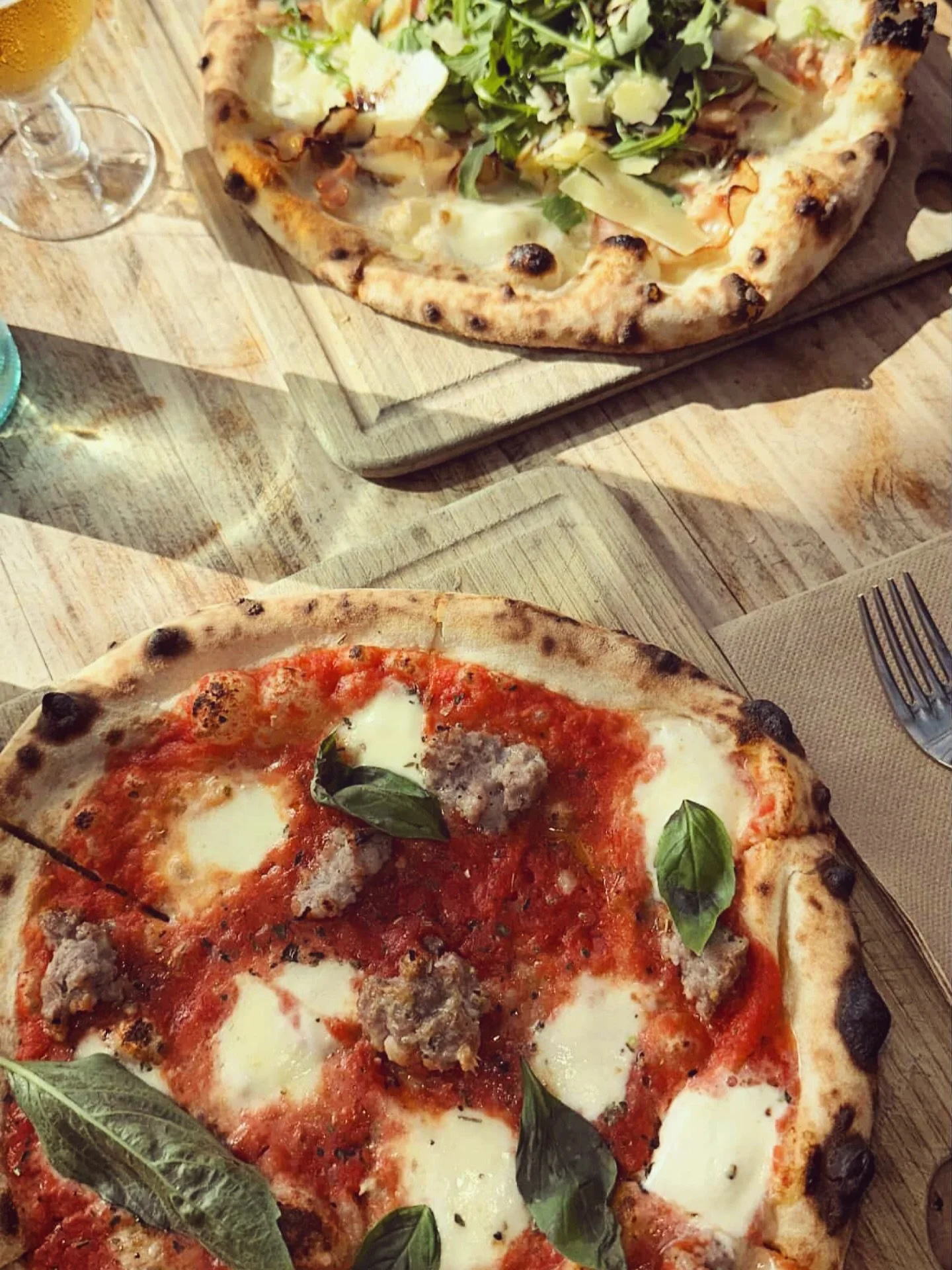 Sunshine, holidays and pizza.. what a perfect day! 
Thanks to @buonappetit_anelise for capturing their delicious meal.

#pizza #woodfiredpizza #thecaptainofaireys #aireysinlet #greatoceanroad #foodaireysinlet