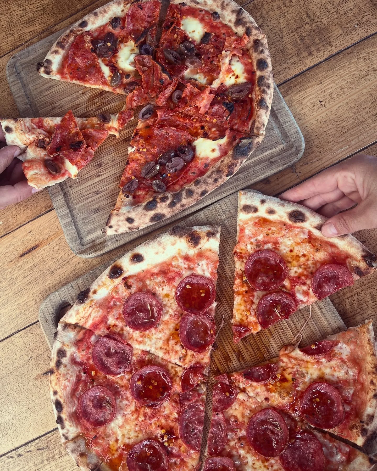 Chilli lovers unite..
The Pepe or Jinker are always faves with those that love a bit of spice.
What&rsquo;s your favourite?? 

#thecaptainofaireys #woodfired #pizza #woodfired #aireysinlet #foodaireysinlet #greatoceanroad #chillilovers