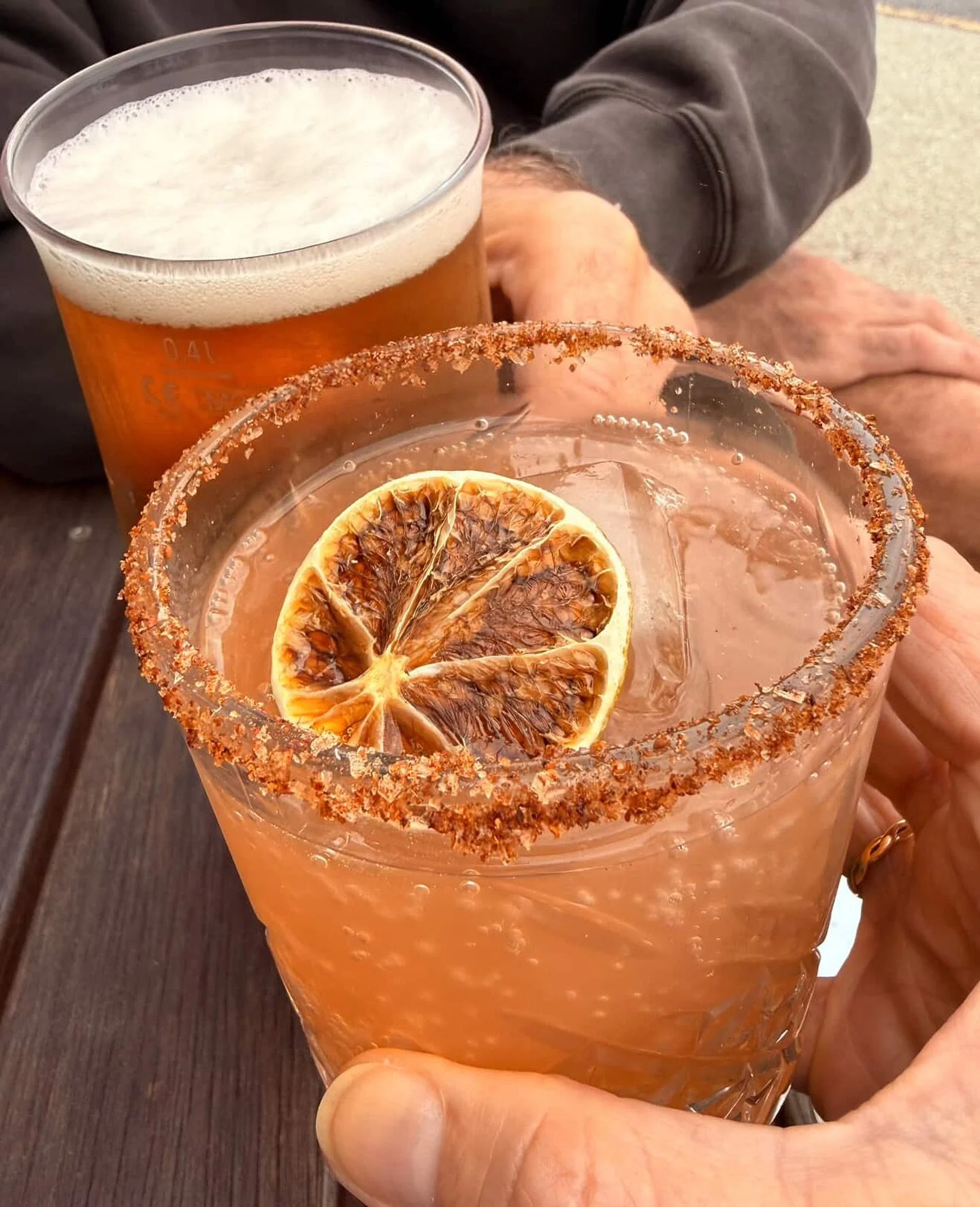 Cheers&hellip; here comes the weekend! 
Not only have we got you sorted for delicious woodfired pizza but also a cold beer or a cheeky cocktail for two!!

Big thanks to @greaves_von_penninger for capturing this epic photo! 
#woodfiredpizza #pizza #gr