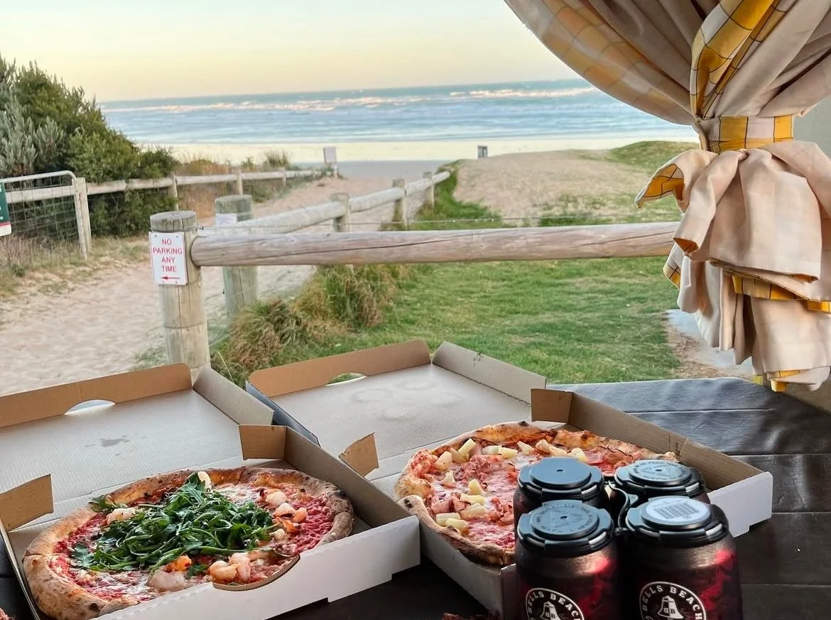 It doesn&rsquo;t get much better than this.. 
Thanks to @nicoleesmithh for capturing their special dinner at one of our fave beaches.
Our pizzas in the best company with these guys and @bellsbeachbrewing beers &amp; @hireakombi ✌️ ❤️

#woodfirepizza 