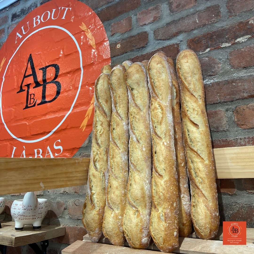 Une bouch&eacute;e et vous serez transport&eacute; dans un paradis de saveurs. D&eacute;couvrez l'art du pain chez Au Bout L&agrave;-Bas. 
🥖🌟🍞
One bite and you'll be transported to a paradise of flavors. Discover the art of bread at Au Bout L&agra