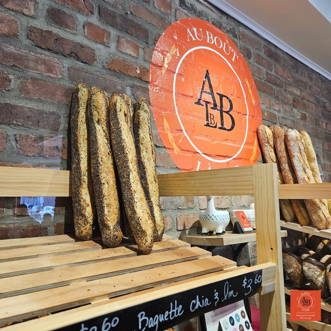 Nos baguettes sont croustillantes &agrave; l'ext&eacute;rieur, moelleuses &agrave; l'int&eacute;rieur. Le duo parfait pour chaque repas. 
🥖🍽️ 
Our baguettes are crispy on the outside, soft on the inside. The perfect duo for every meal.