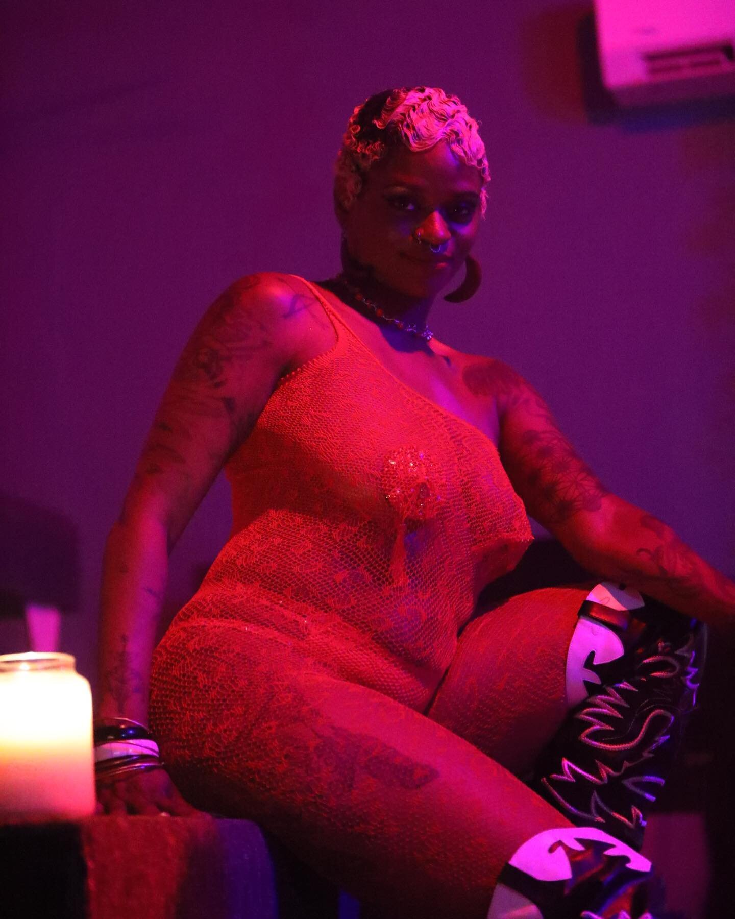 Moon Lovers🌕💋
Last @moaninatmidnightwithmoon was sexier than a muthafucka🙌🏿🙌🏿 everyone in red, igniting that root chakra, we set intentions, we had an awesome time 🌹 I hope to see you again.
With Pleasure,
I.&Oslash;. Moon

Photos @media_seaux