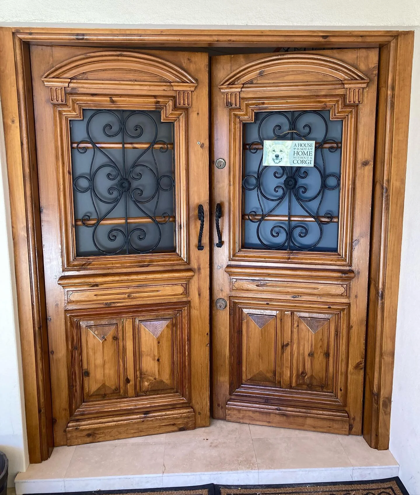 Monty brought back the life into this beautiful entry door at our project in City Beach using #osmouvprotectionoil 🇩🇪. This means the whole interior is completed and now we look forward to paint the entire exterior in the new year👨🏼&zwj;🎨🕺🏼✅