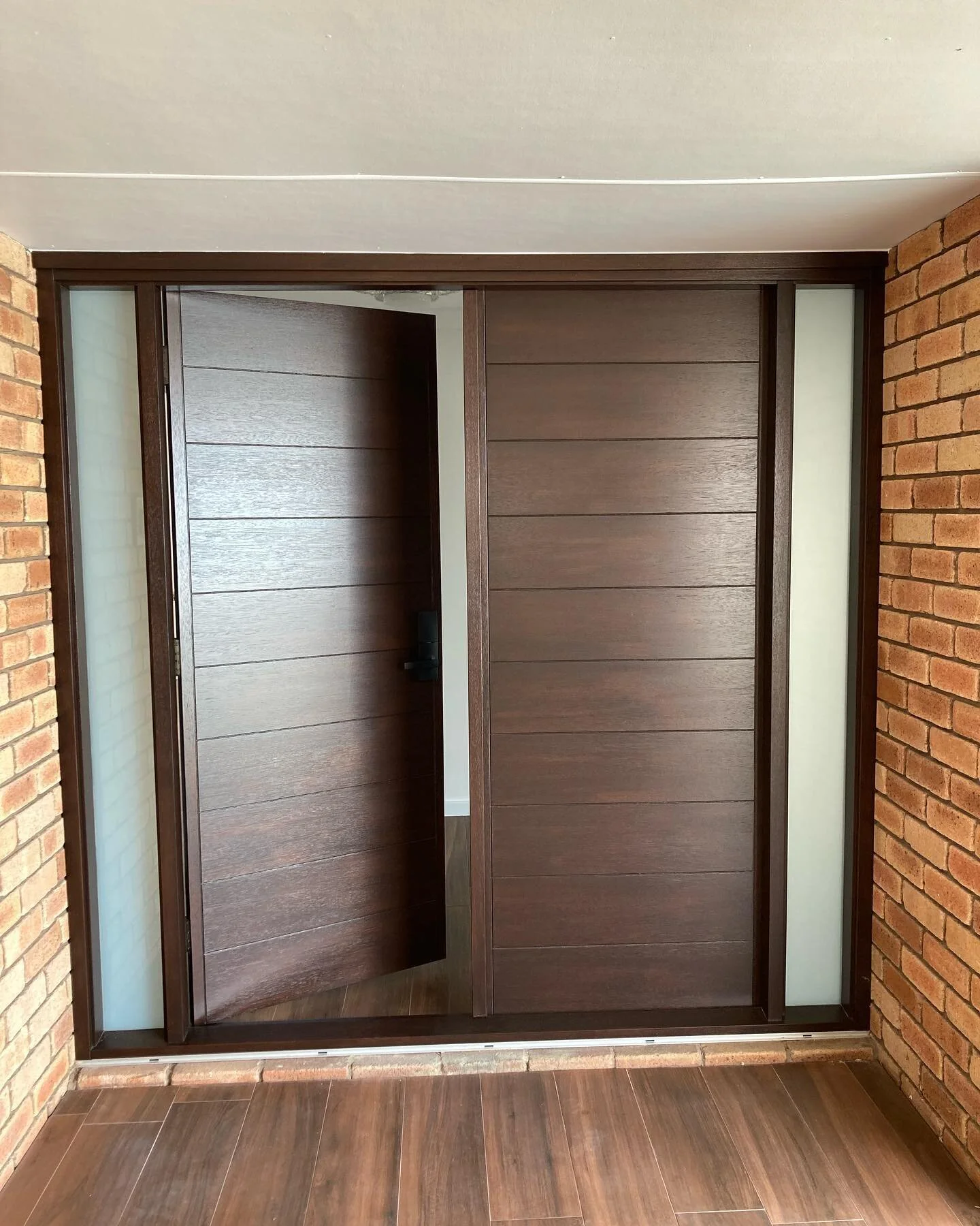 A new entry door makes all the difference. Have a look at this beauty on our Noranda job completed last week👨🏼&zwj;🎨🔑