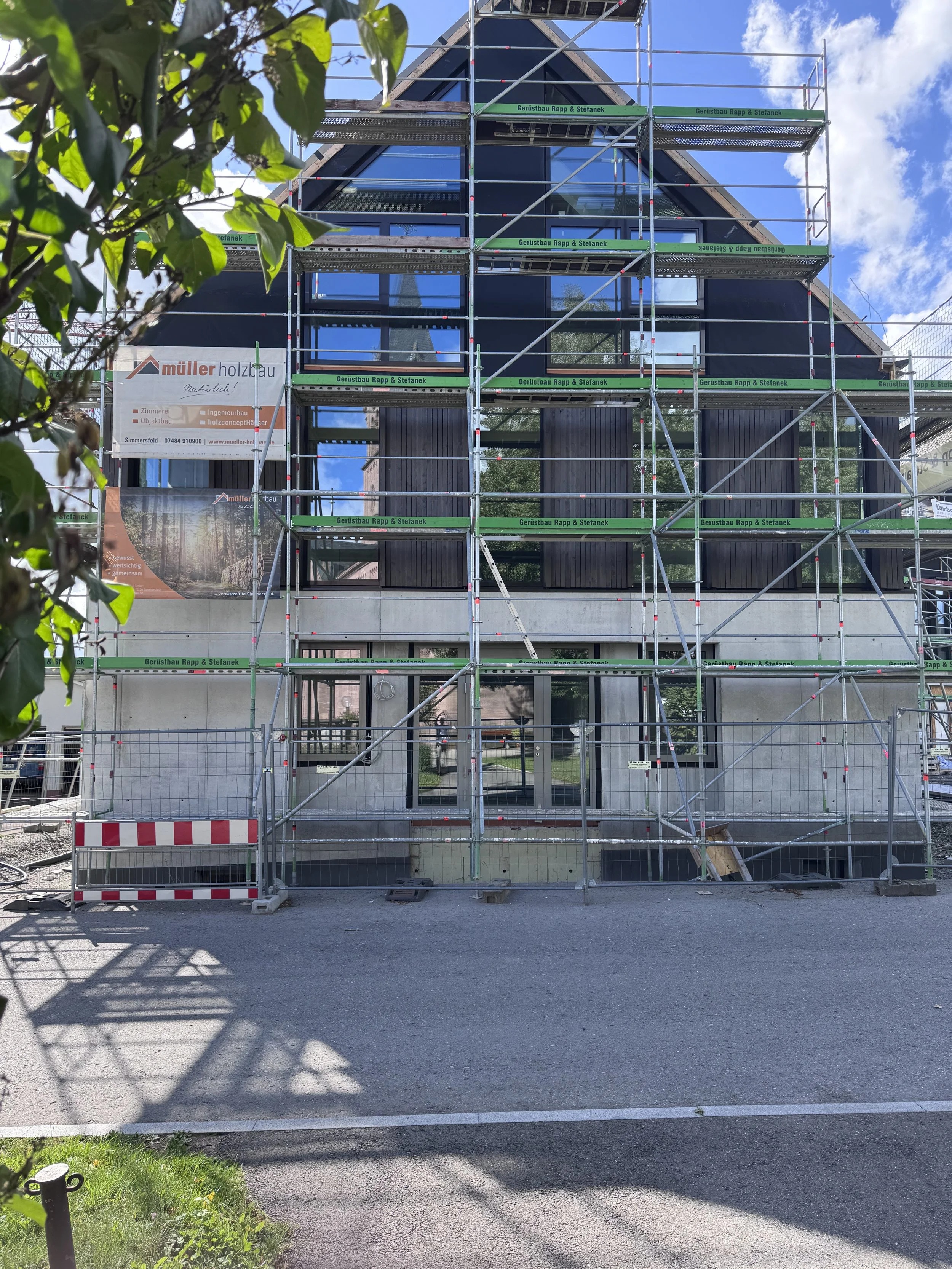 SEP 2025 I Fassadenarbeiten - Das Bürgerzentrum wird in Holz gekleidet