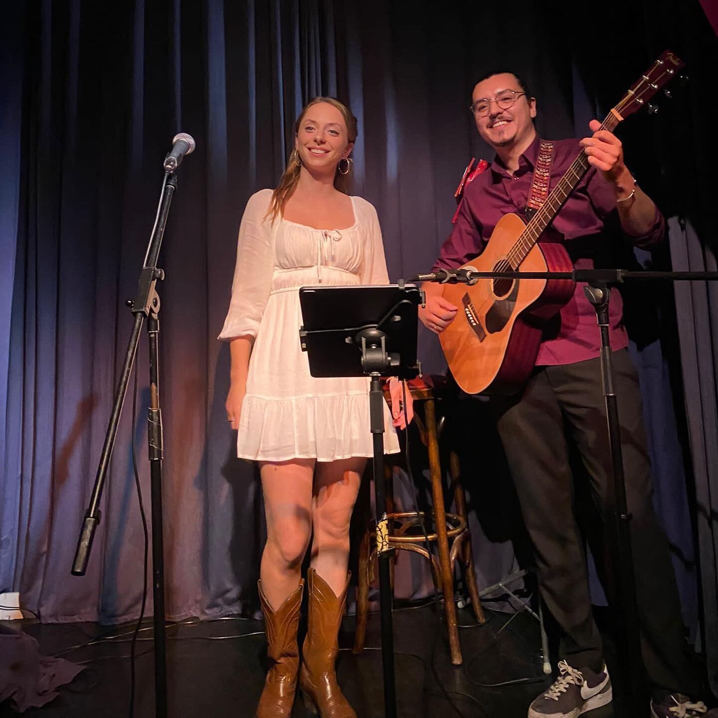 Maandagavond Franse chansons mogen zingen in het mooie Torpedo Theater! &hearts;️
Met prachtige gitaarbegeleiding van @raphael.manik. Zingend met Nico Knapper de avond mogen afsluiten. 🎶

Dank je wel aan @concoursdelachanson &amp; iedereen die is ko