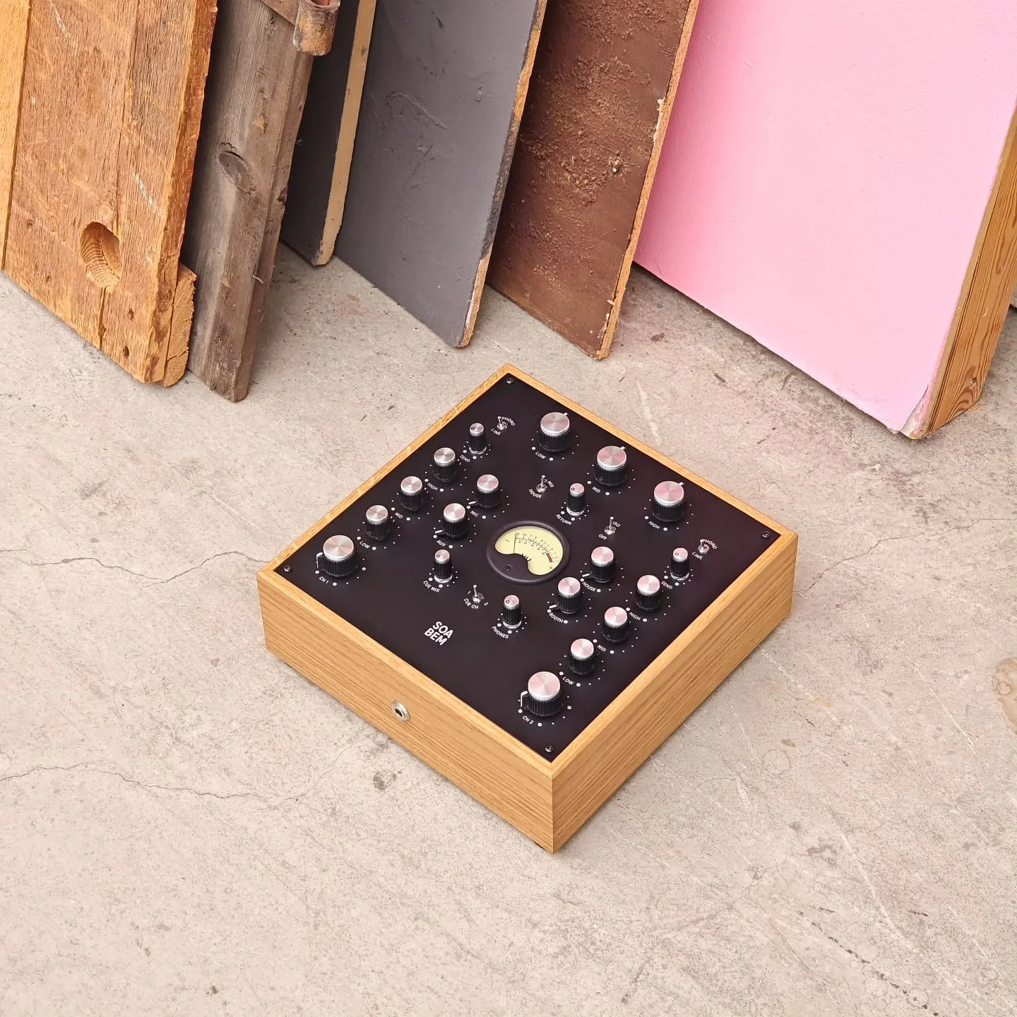 And the first OLHO-2R in the UK goes to: @nonna.fab :)

#soabem #rotarymixer #djmixer #audiophile #djgear #djbooth #hifi #highendaudio