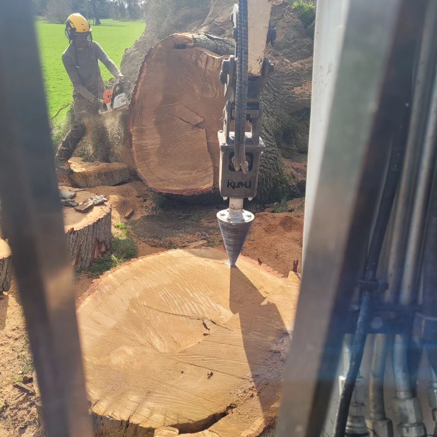 An efficient job processing this fallen oak with a 2-man team. The tree was too far gone for milling, so it will be keeping the customer warm instead. The cone is an invaluable tool for breaking down large diameter rings.
.
.
.
#logs #trees #conespli